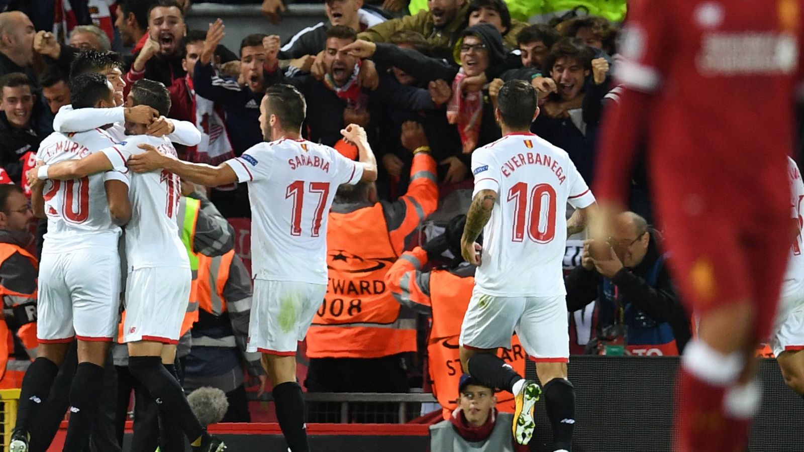 Los jugadores del Sevilla celebran con Correa el segundo gol.