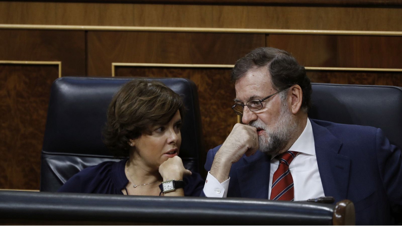 La vicepresidenta del Gobierno, Soraya Sáenz de Santamaría, habla con Mariano Rajoy en el Congreso