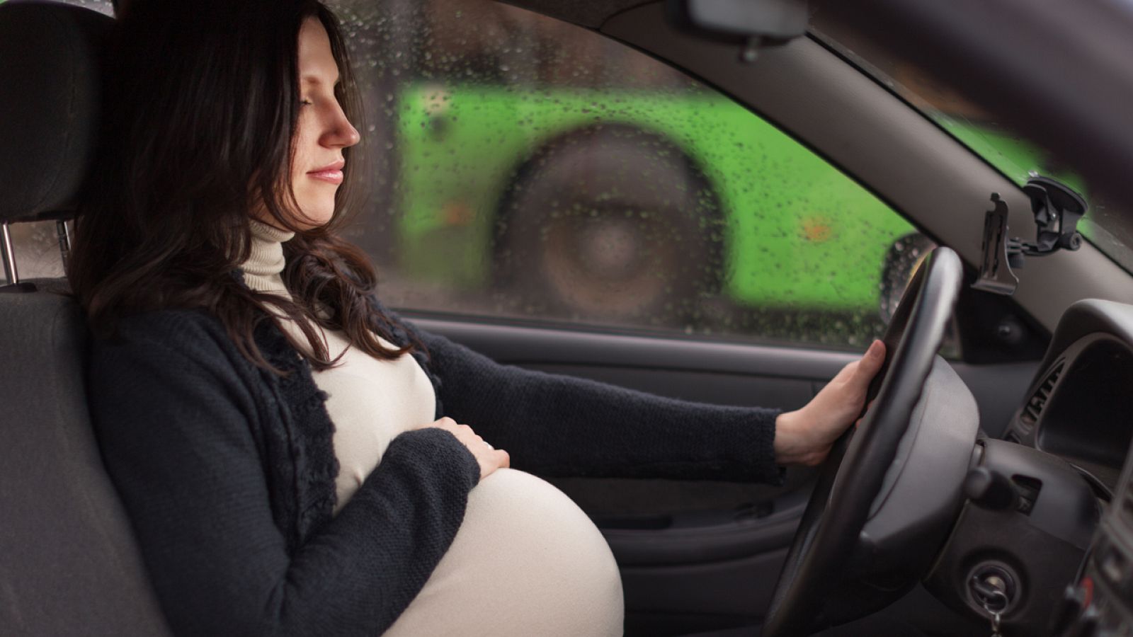 Mujer embarazada al volante de un vehículo