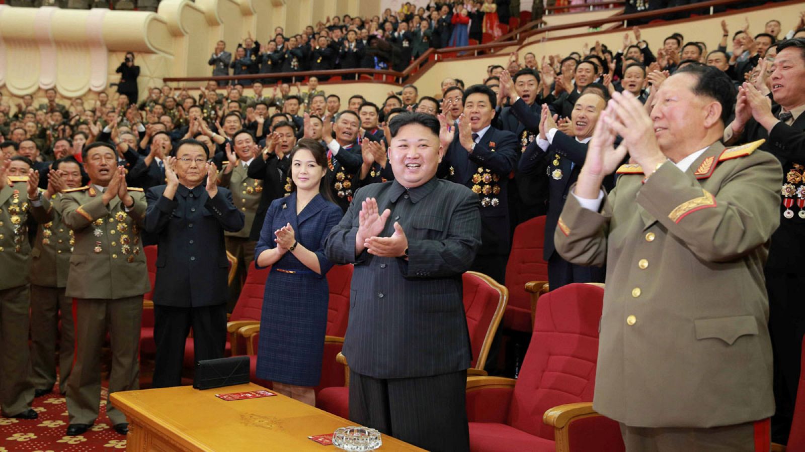 Kim Jong-un celebra su último ensayo nuclear con sus ingenieros