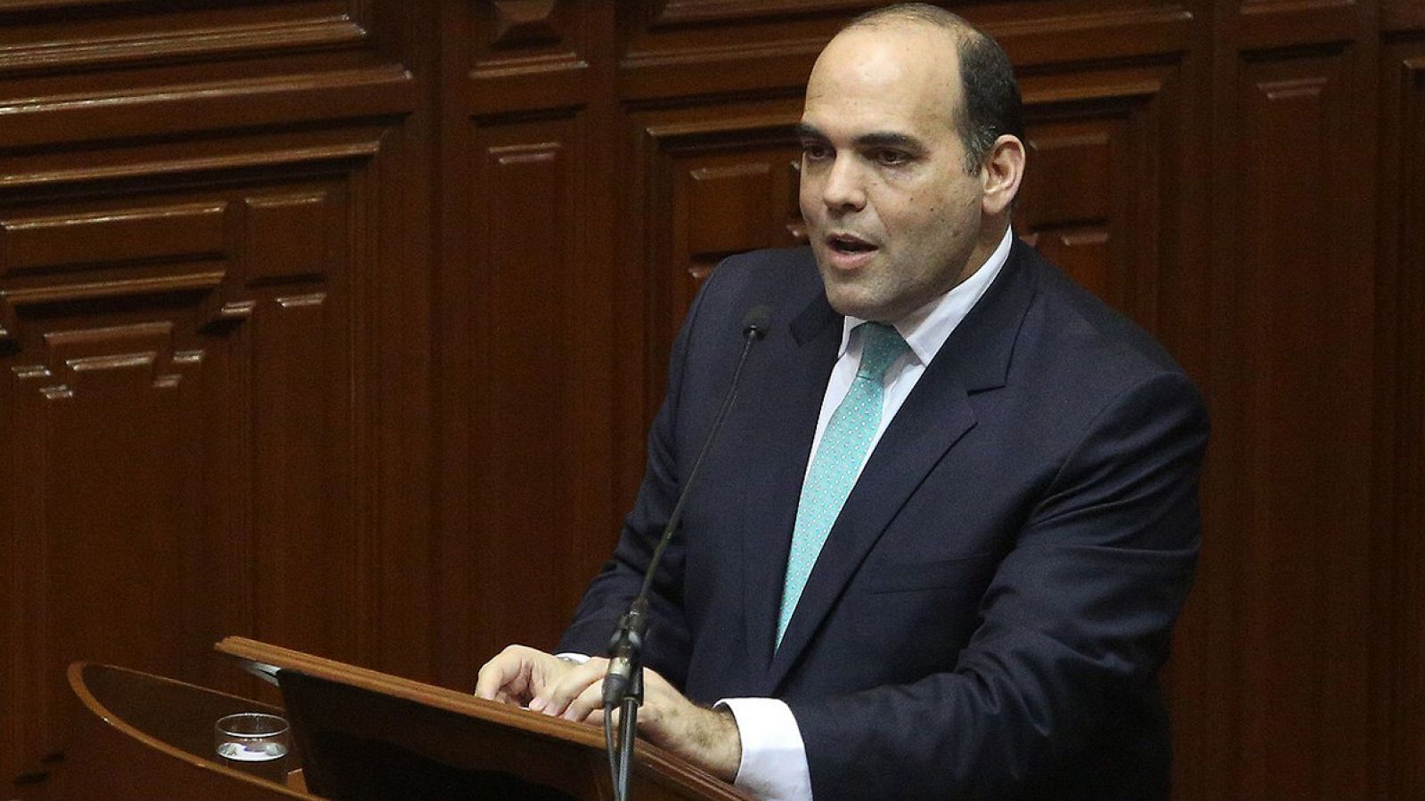 El primer ministro de Perú, Fernando Zavala, habla ante el Congreso