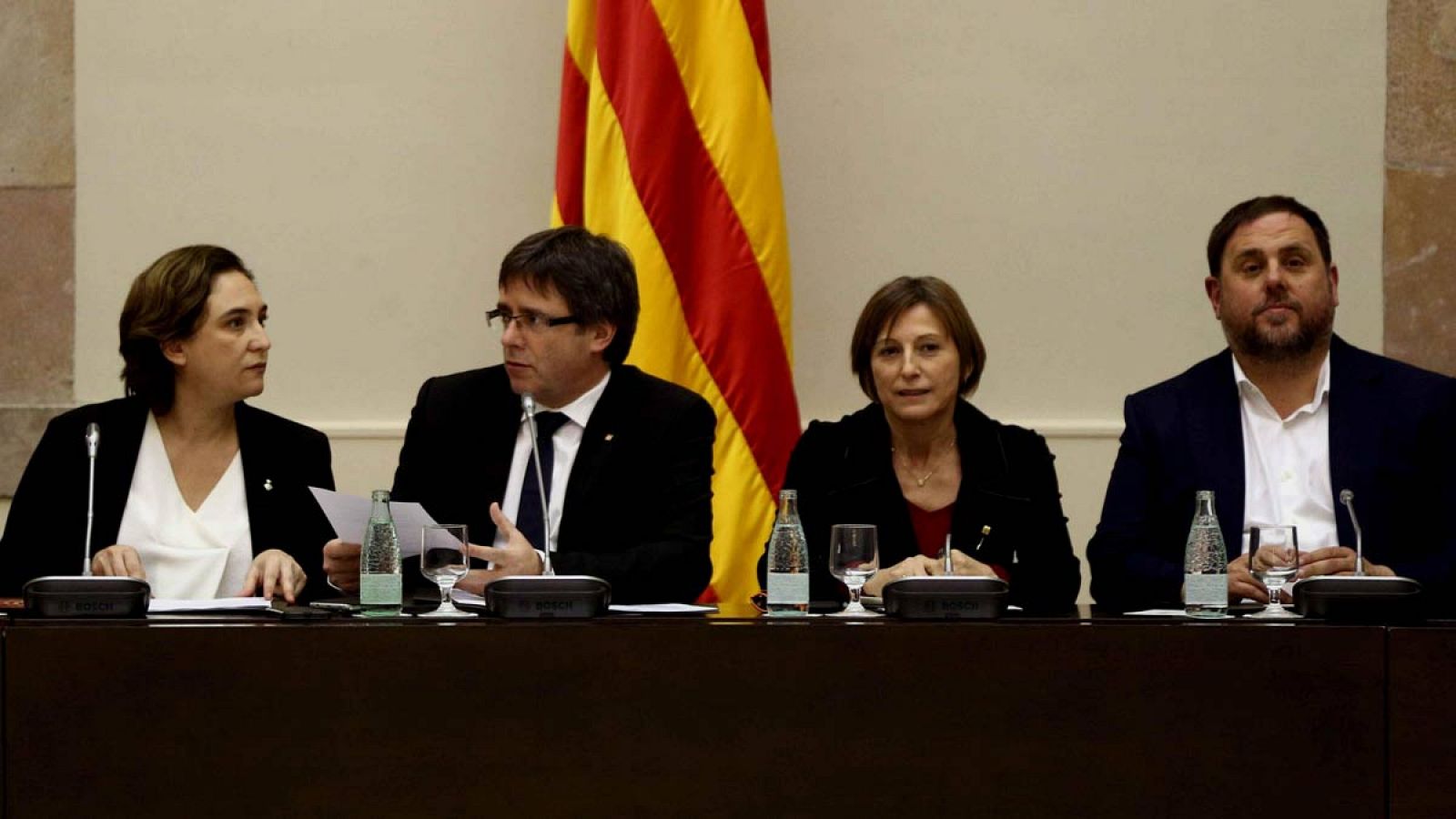 Colau, Puigdemont, Junqueras y Forcadell en un acto en el Parlament.