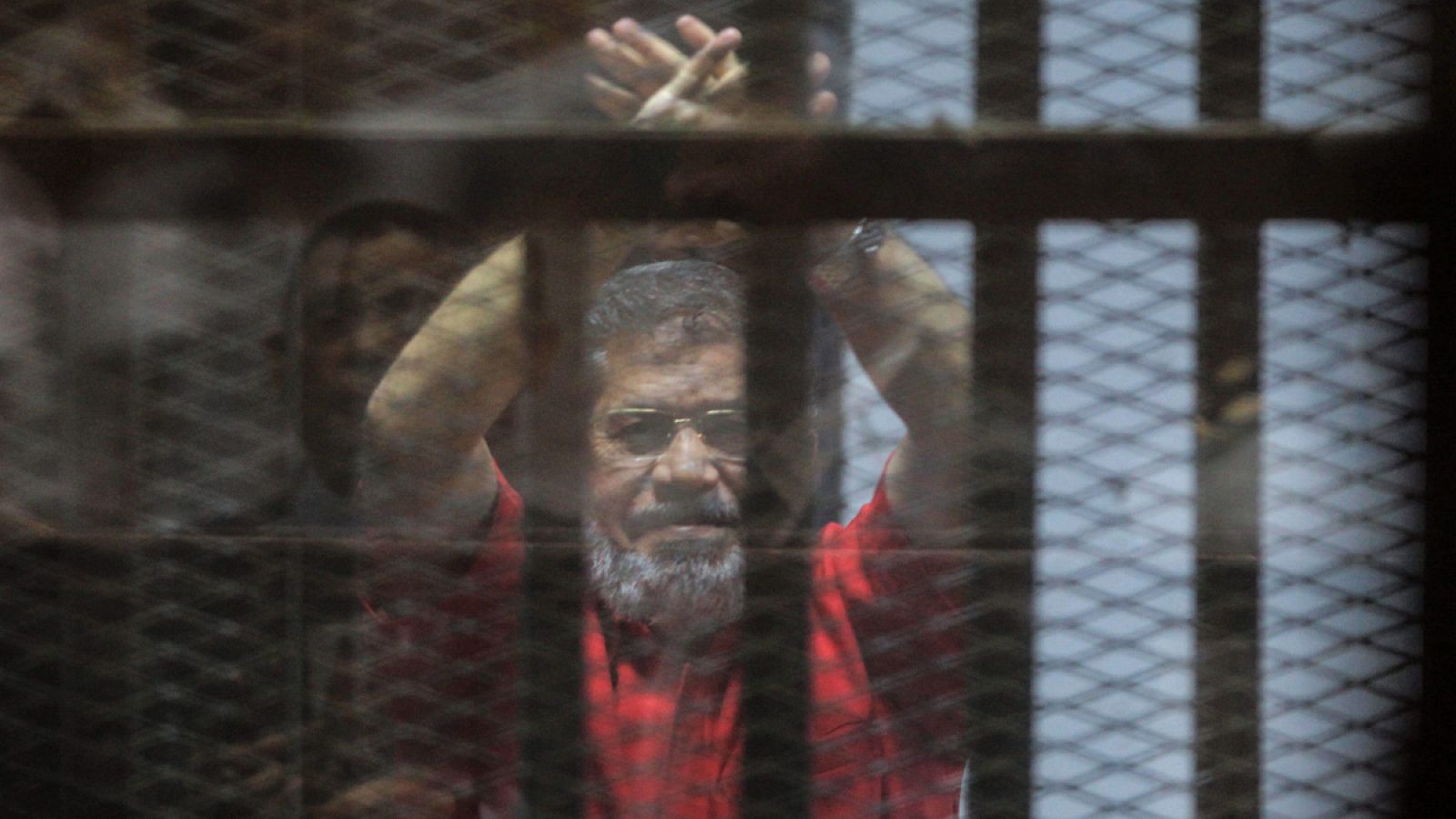 Una imagen de archivo de Mohamed Morsi durante su juicio por espionaje