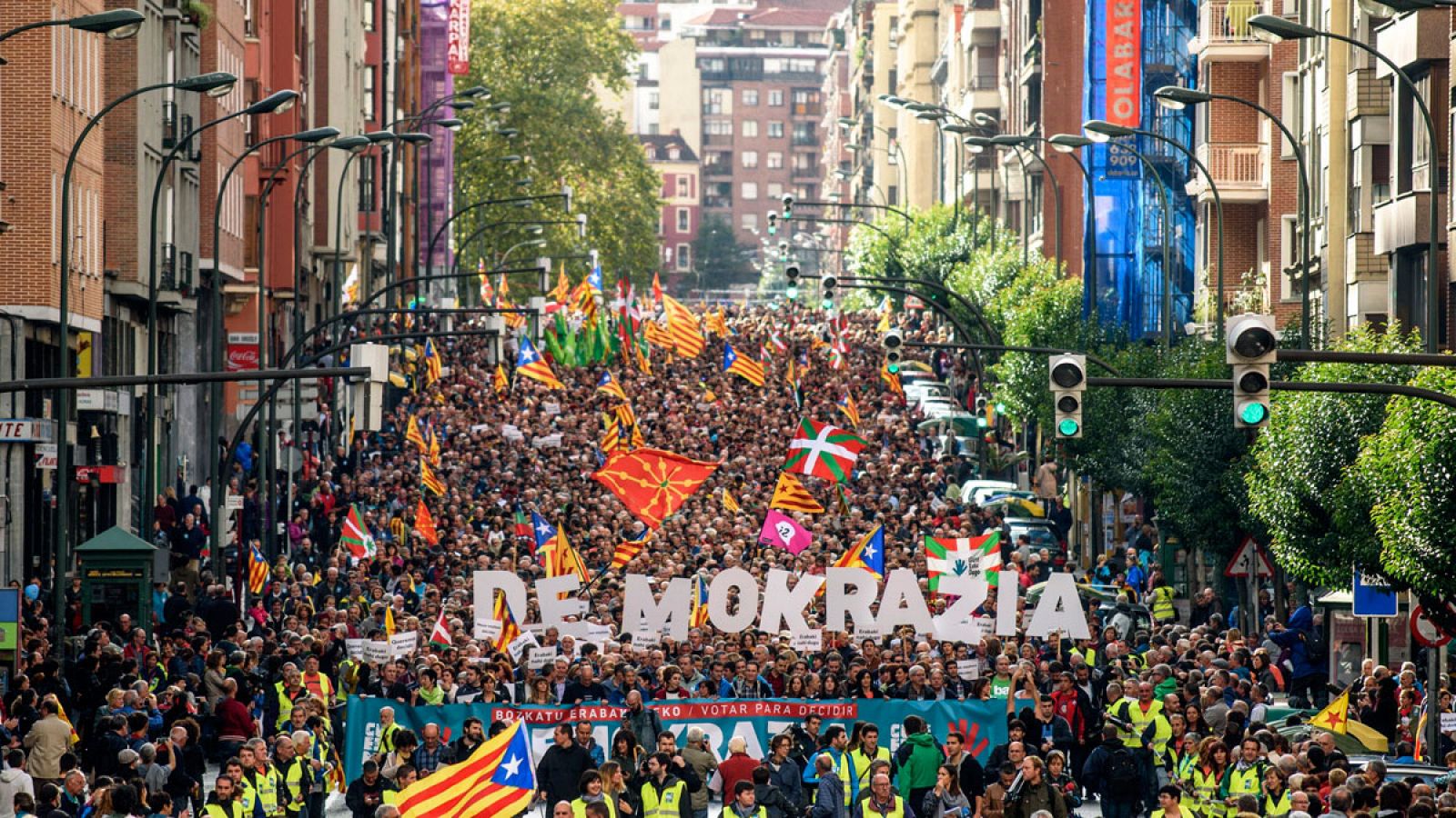 Manifestación en Bilbao en apoyo al referéndum catalán con asistencia de EH Bildu y PNV