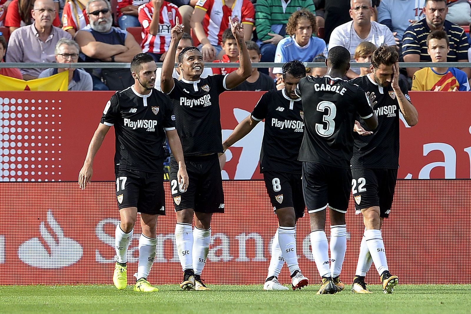 Los jugadores del Sevilla celebran el gol de Muriel