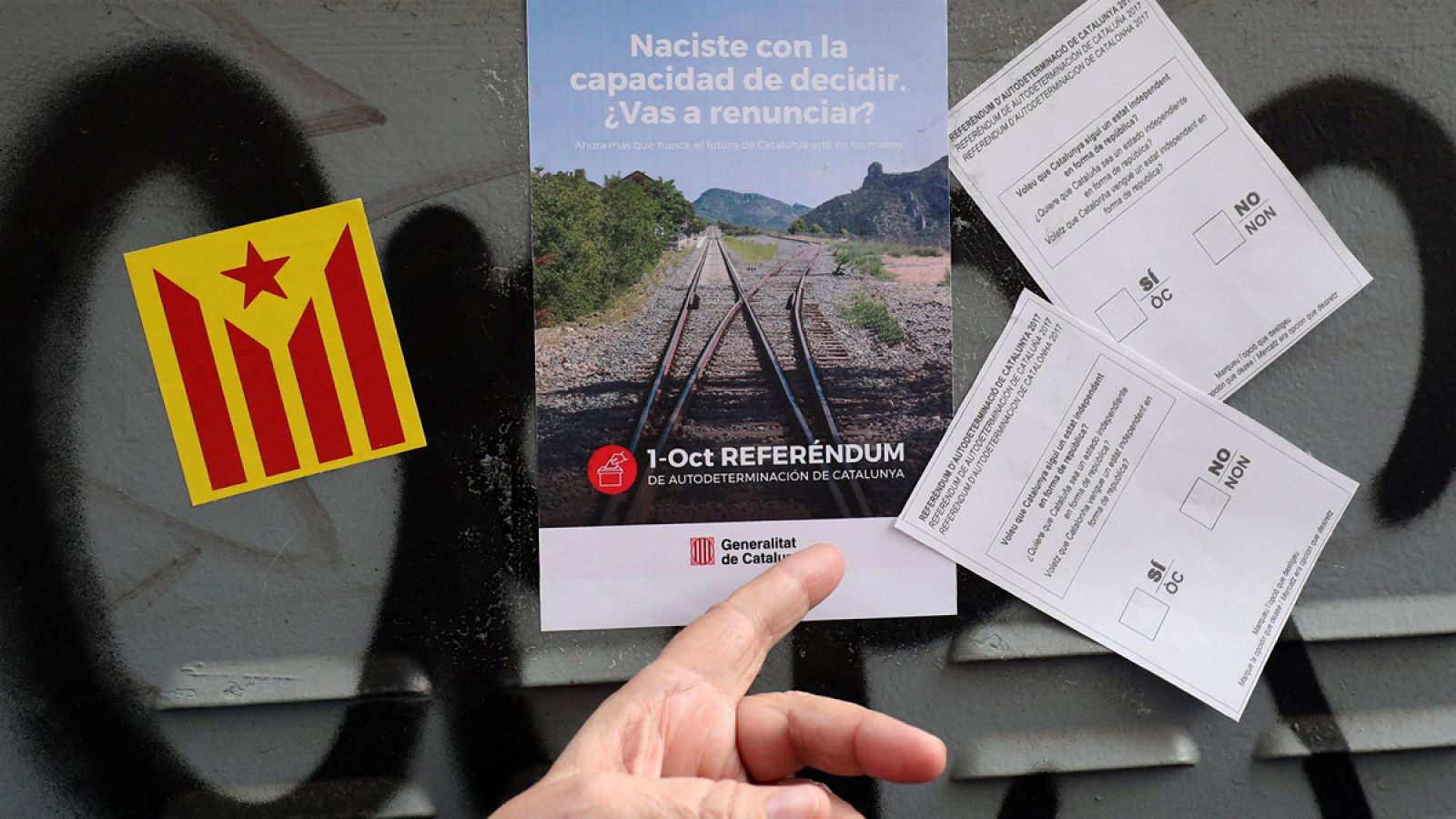 Imagen de hace unos días de unos folletos a favor del referéndum del 1 de octubre en Barcelona