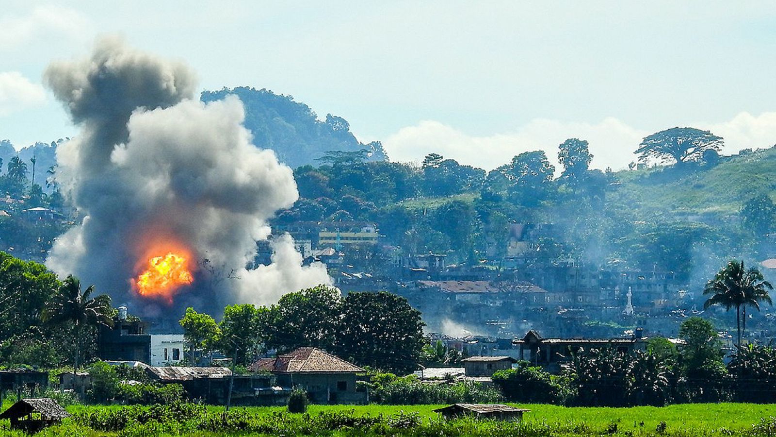 Bombardeo aéreo de posiciones yihadistas en Marawi, isla de Mindanao, Filipinas