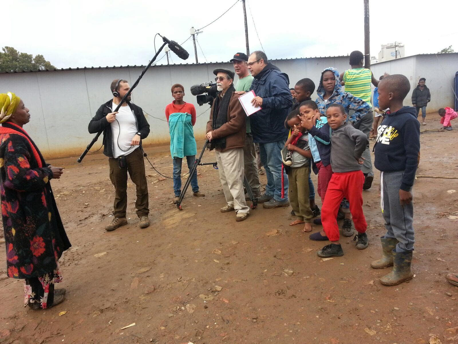 El comboniano Vicente Reig entrevistando a Patricia, una de las interlocutoras del asentamiento informal de Jika Joe, en la ciudad sudafricana de Pietermaritzburg.