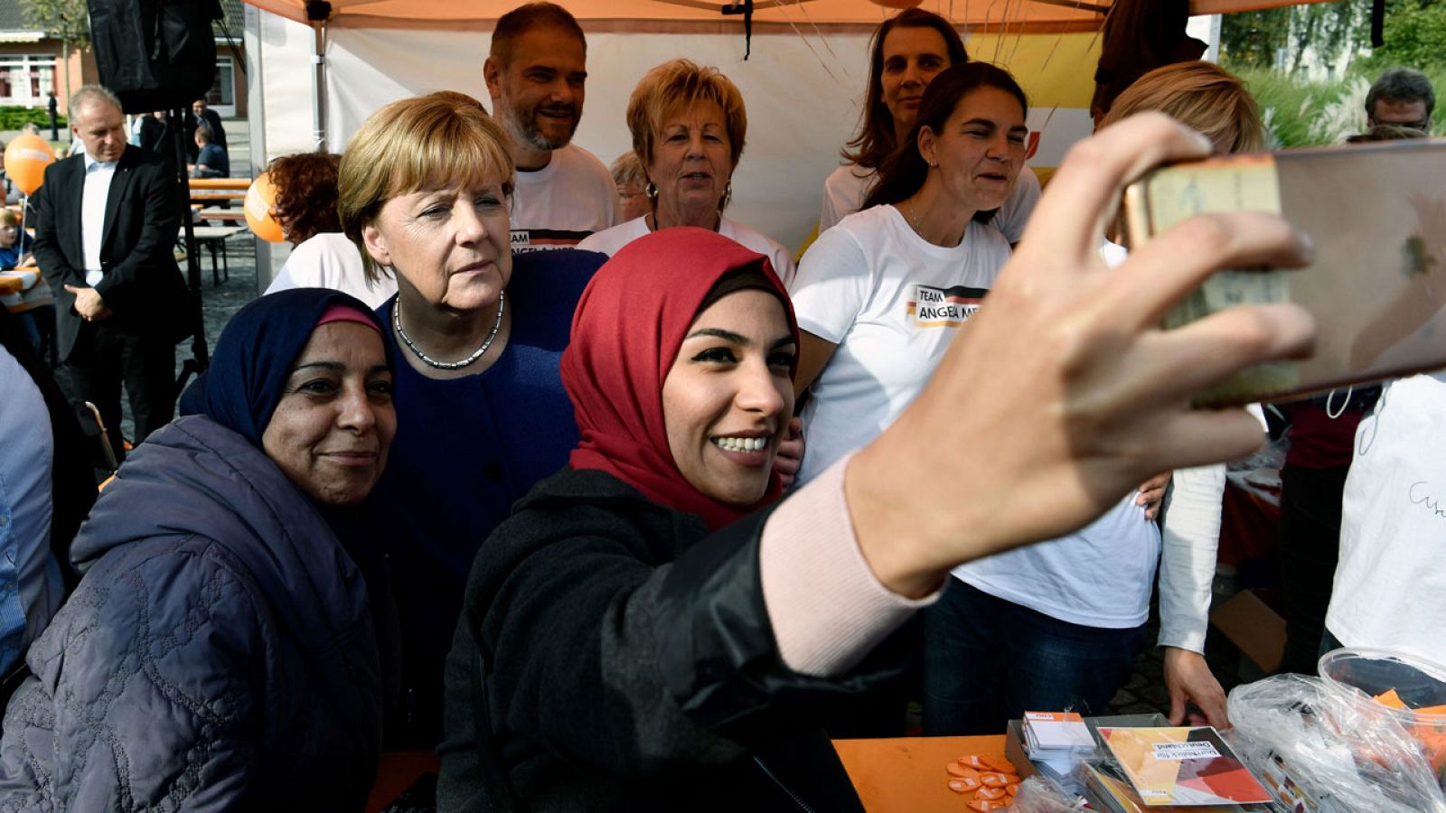 Una refugiada siria posa para un selfie con Angela Merkel