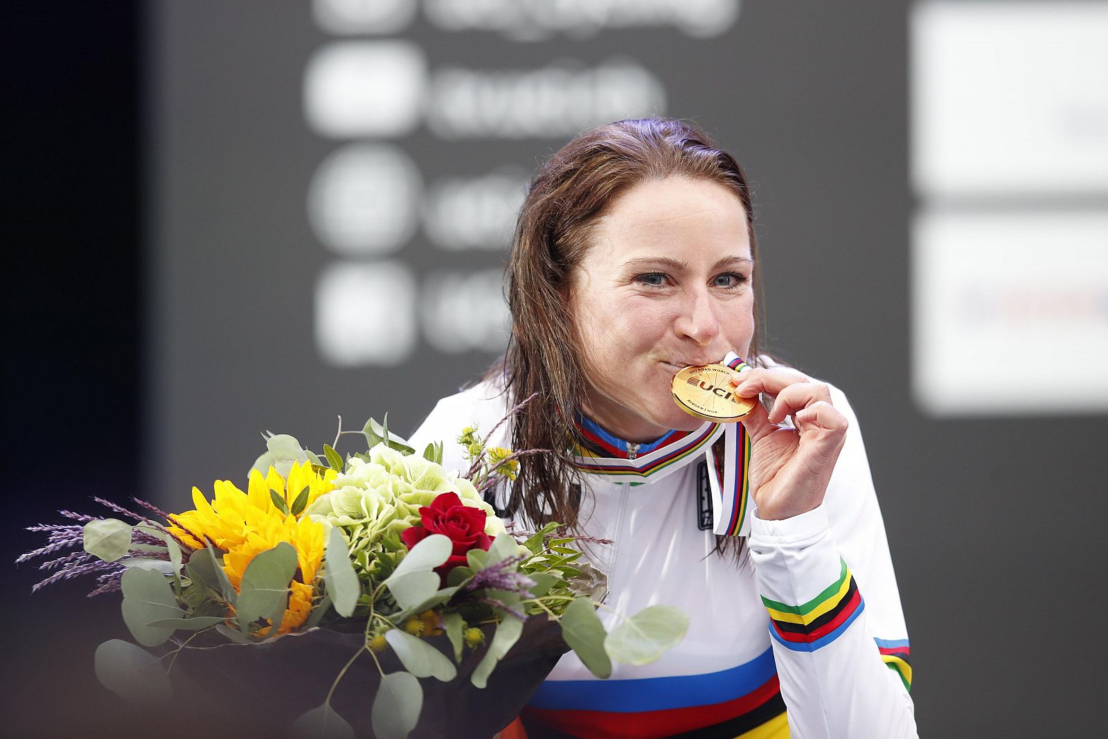 La ciclista holandesa Annemiek van Vleuten celebra la medalla de oro.