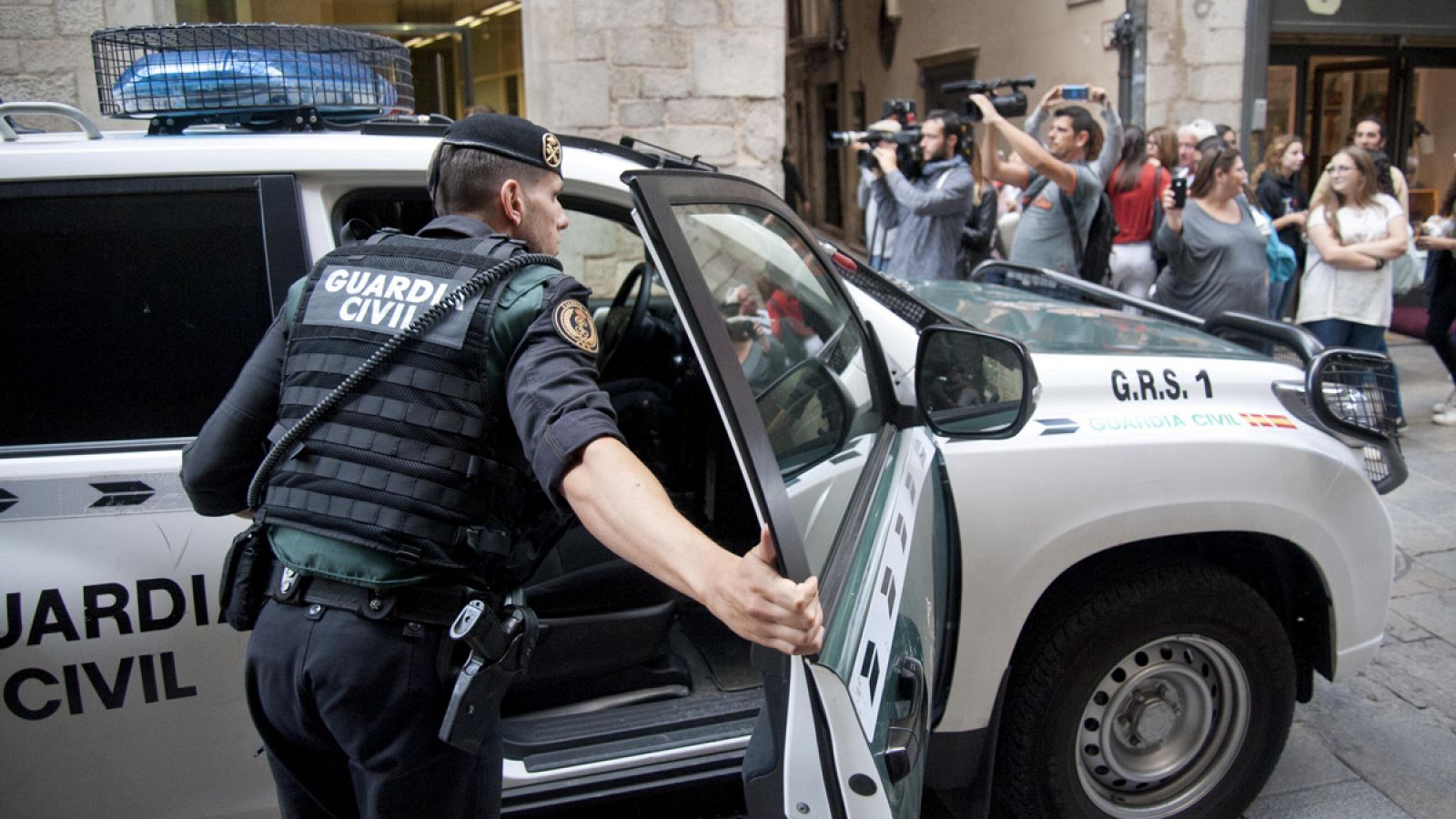 Un Guardia Civil durante un registro en Girona en otra operación