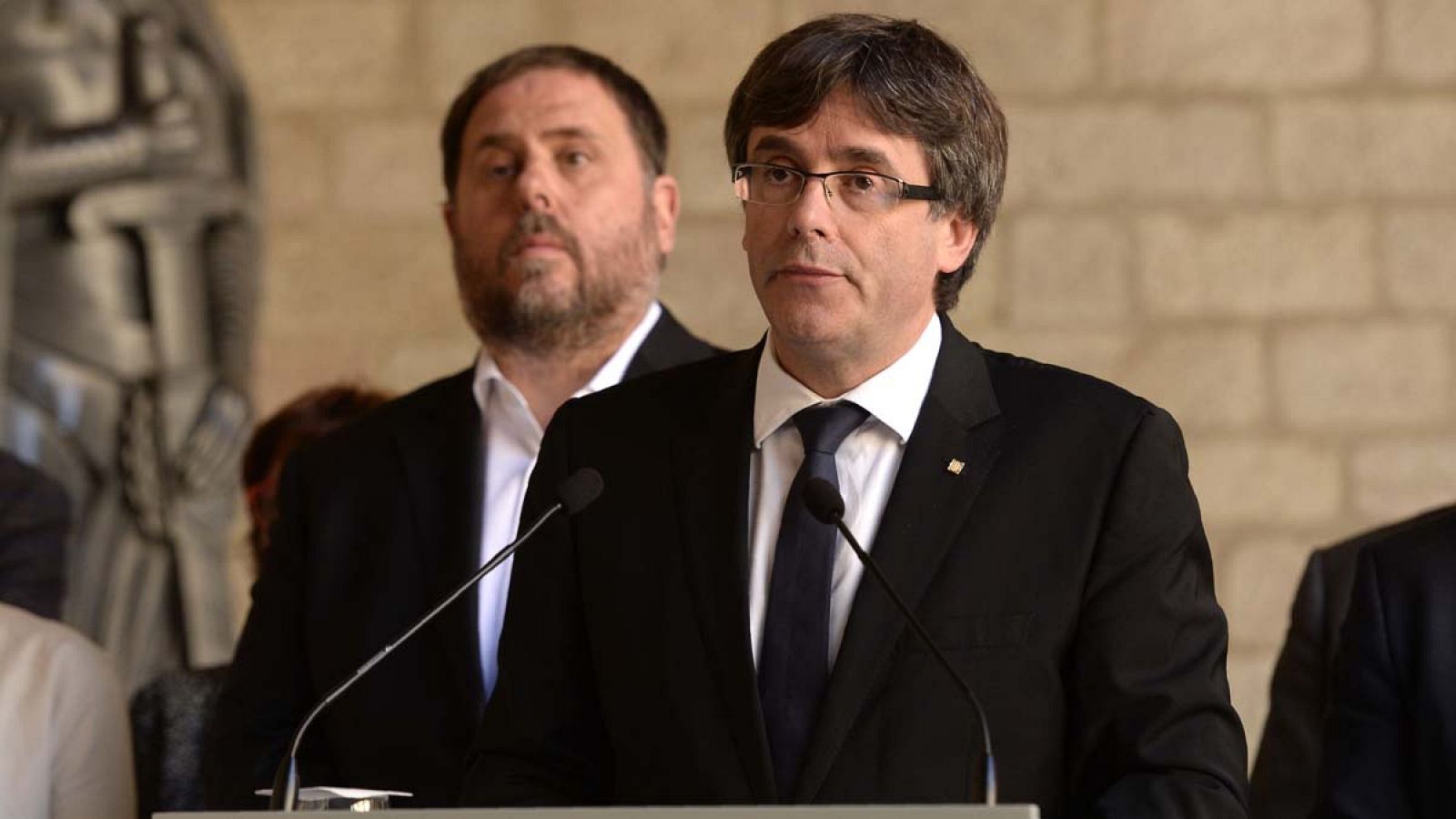 El presidente catalán durante la declaración institucional arropado por sus consellers