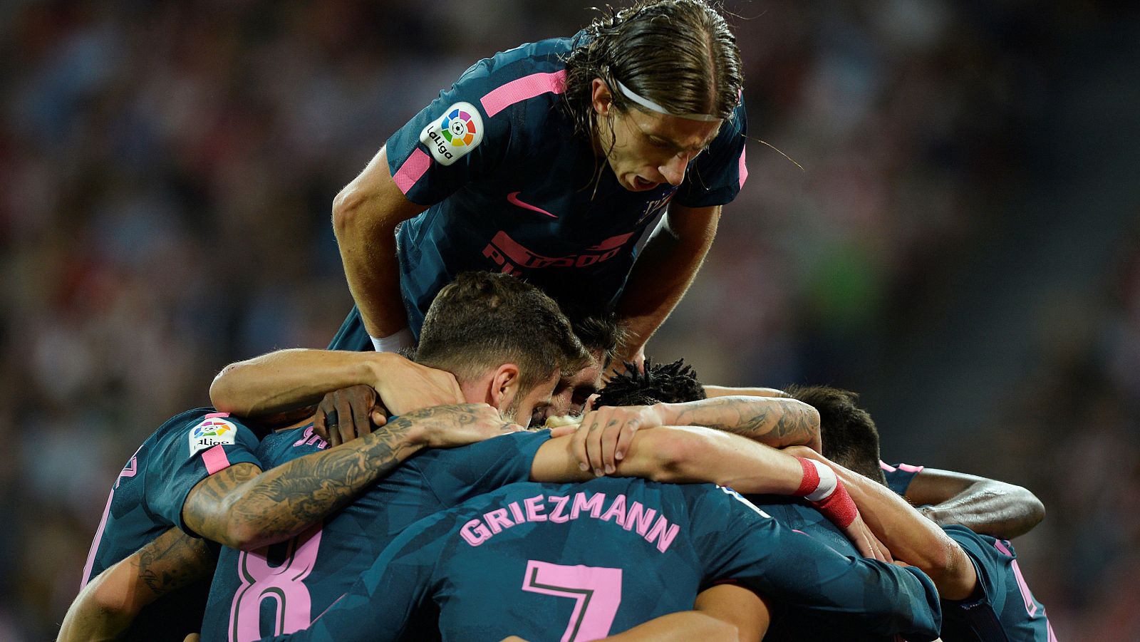 Los jugadores del Atlético de Madrid celebran un gol en San Mamés.