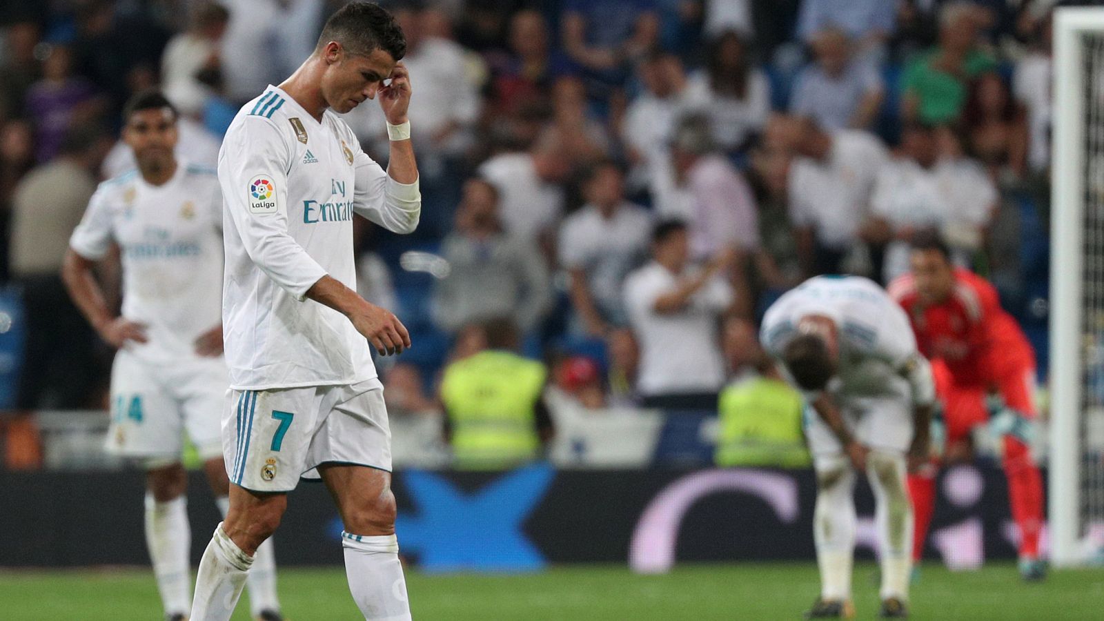 Los jugaodores del Madrid, con Ronaldo en primer término, cabizbajos tras el gol del Betis.