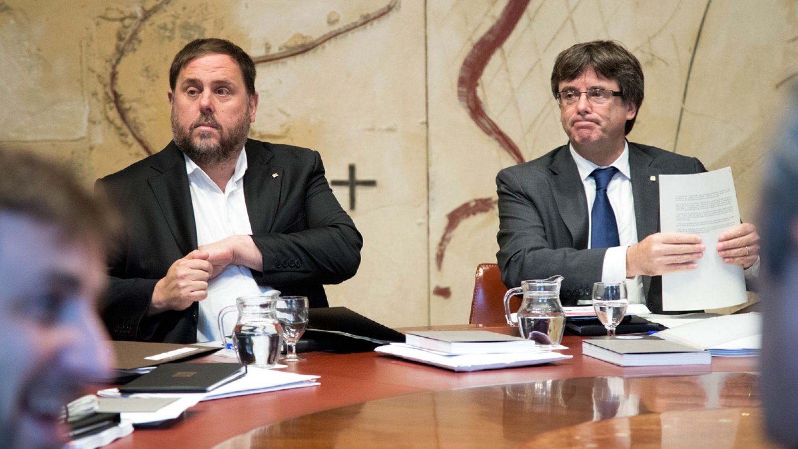 El vicepresidente catalán Oriol Junqueras junto al presidente de la Generalitat Carles Puigdemont en la reunión semanal del Govern