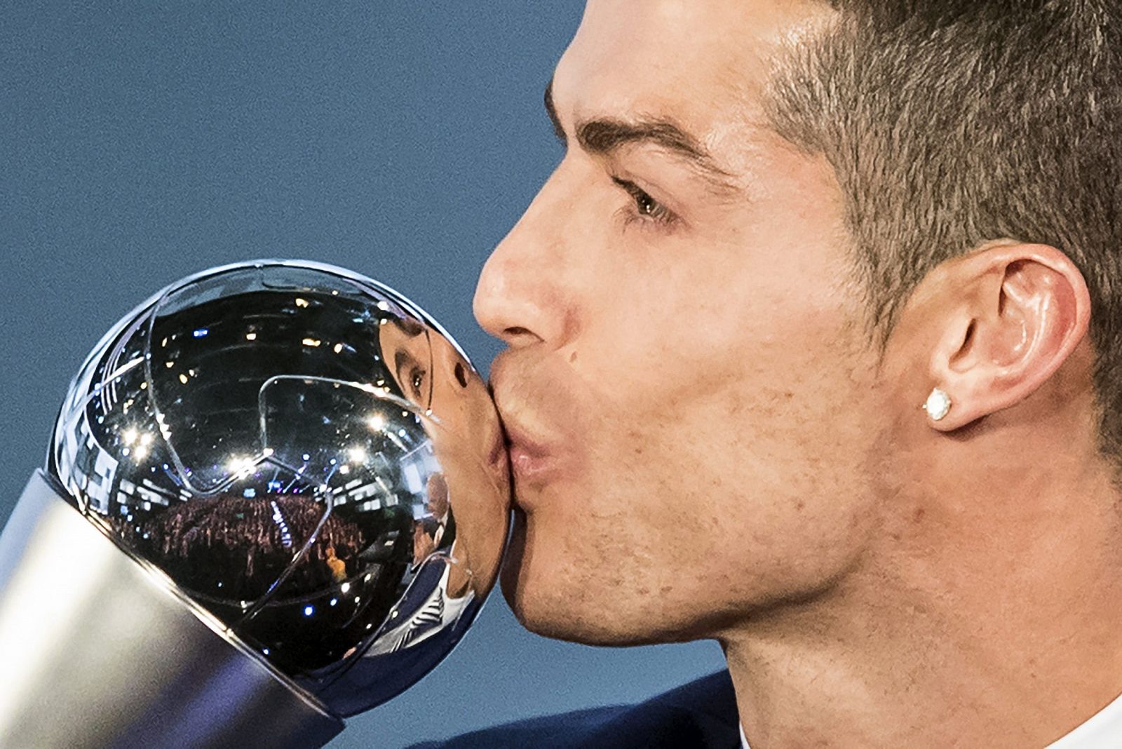 El futbolista portugués Cristiano Ronaldo besa su trofeo a Mejor Jugador Masculino del Año 2016.