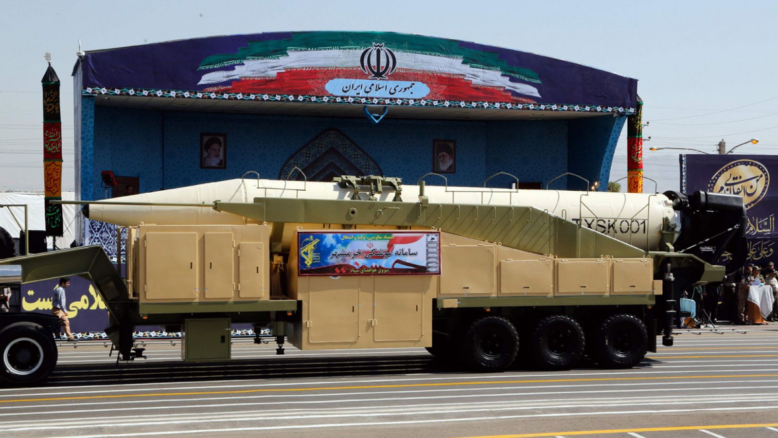 El nuevo misil iraní, en su presentación durante el desfile militar en Teherán que marca el aniversario del inicio de la guerra contra Irak en 1980.