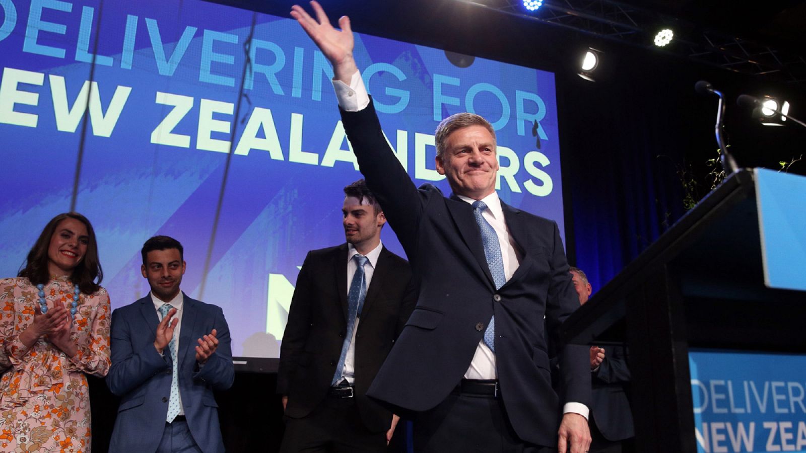 El primer ministro de Nueva Zelanda, Bill English, celebra su victoria en las elecciones en el Centro de Convenciones de Auckland