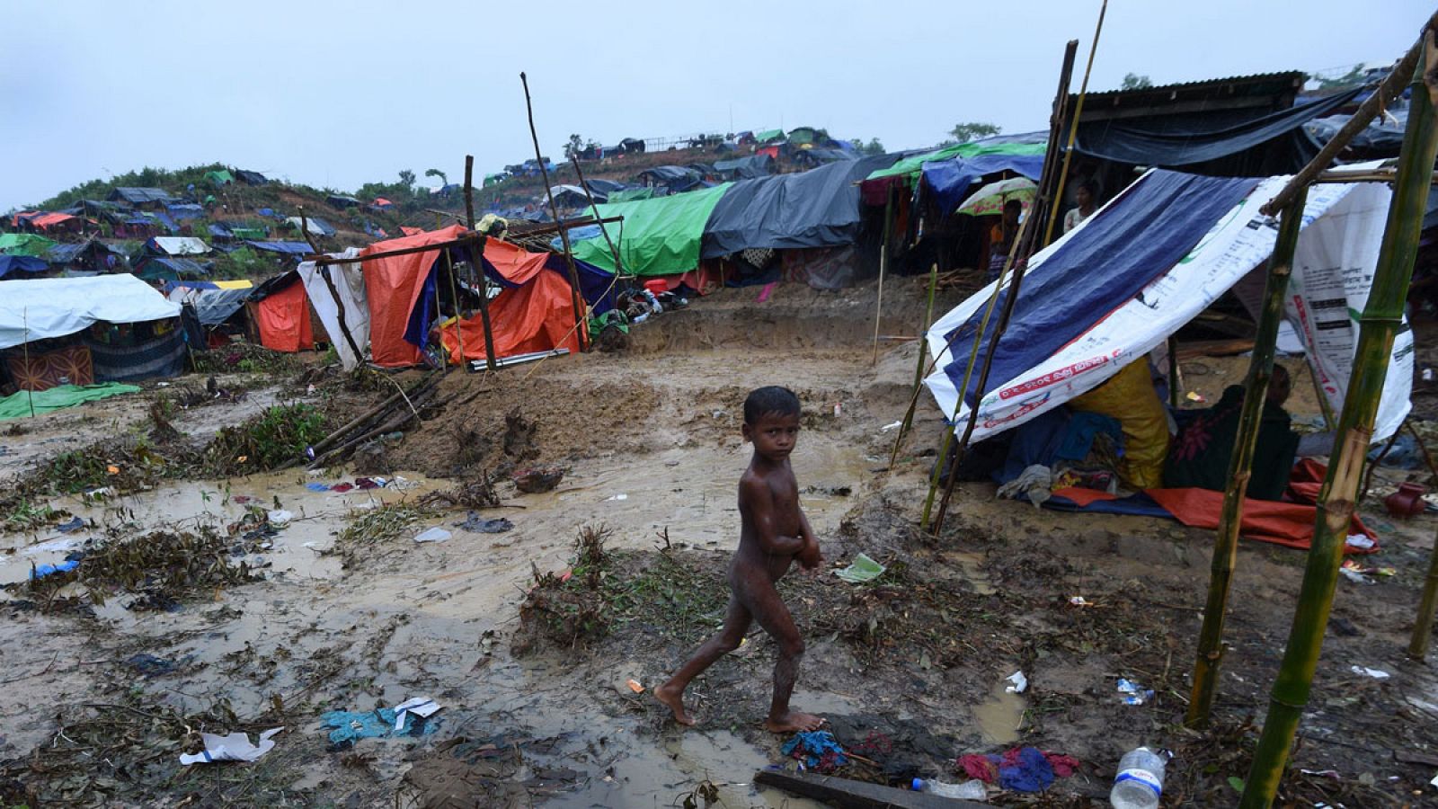 Un niño camina desnudo en el campameto de rohingyas de Balukhali, en Bangladesh