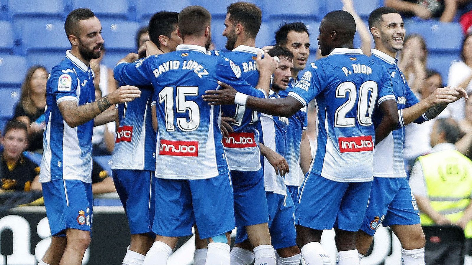 Los jugadores del Espanyol celebran el segundo gol de su equipo ante el Deportivo de la Coruña.