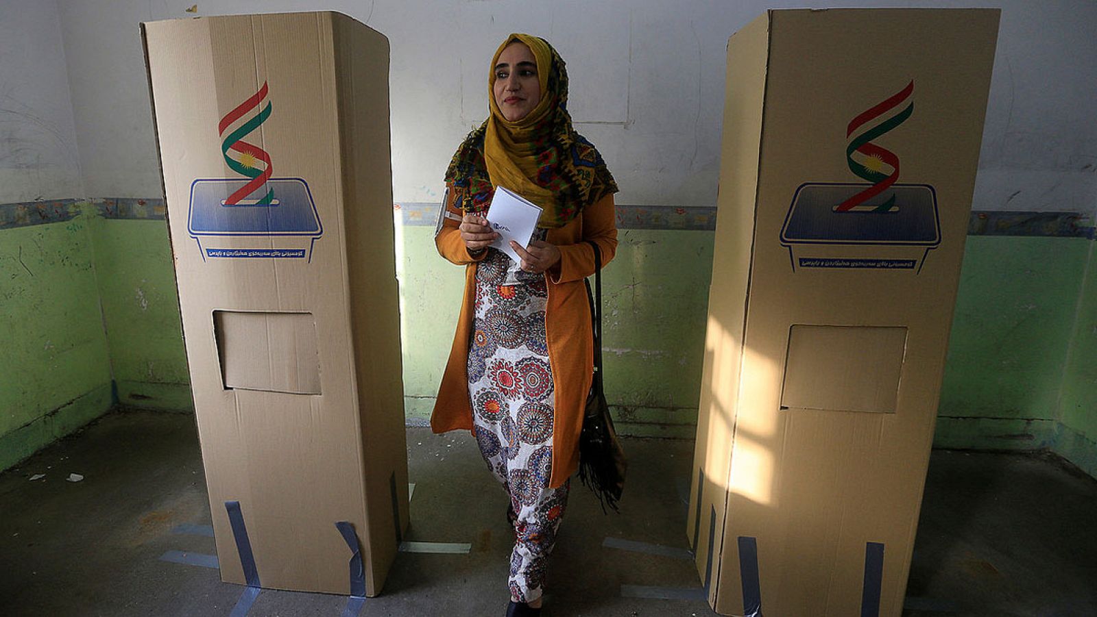 Una mujer vota en Halabia, Irak, en el referéndum por la independencia de Kurdistán