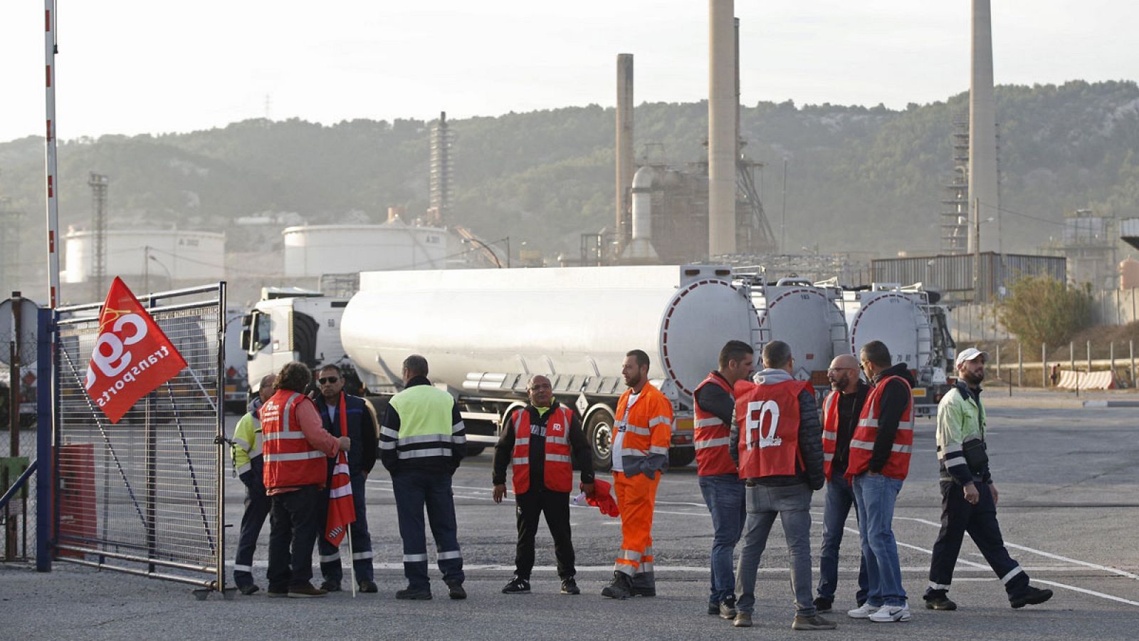 Sindicalistas de la Federación Nacional de Transporte y Logística bloquean una refinería de Total Oil