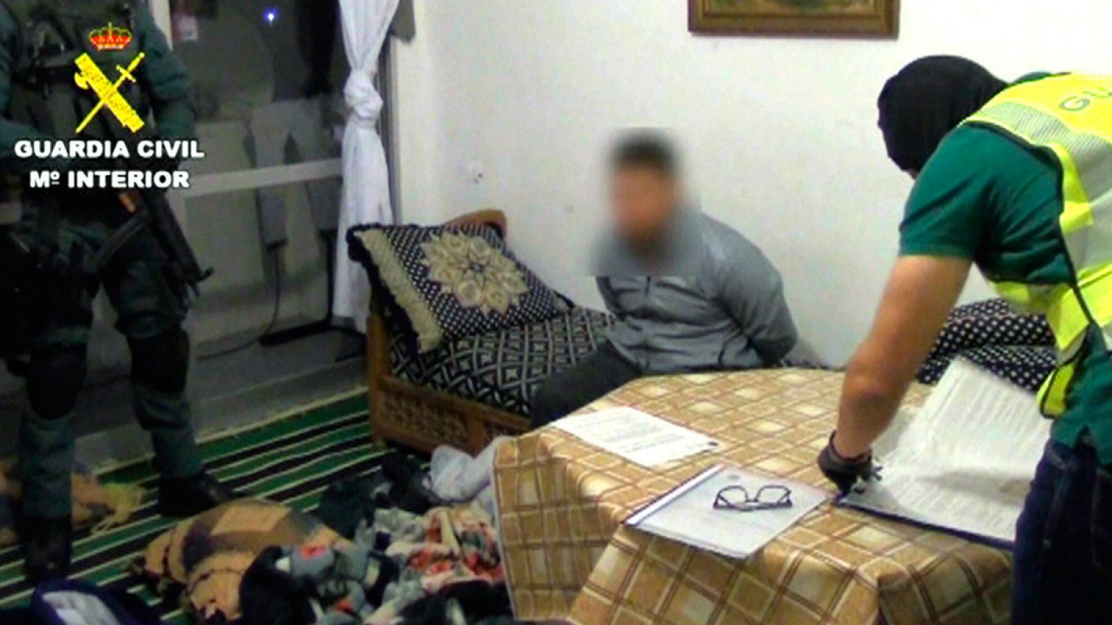 Imagen de la detención en Vinaroz (Castellón) del joven marroquí supuesto colaborador de la célula yihadista que atentó en Barcelona y Cambrils.