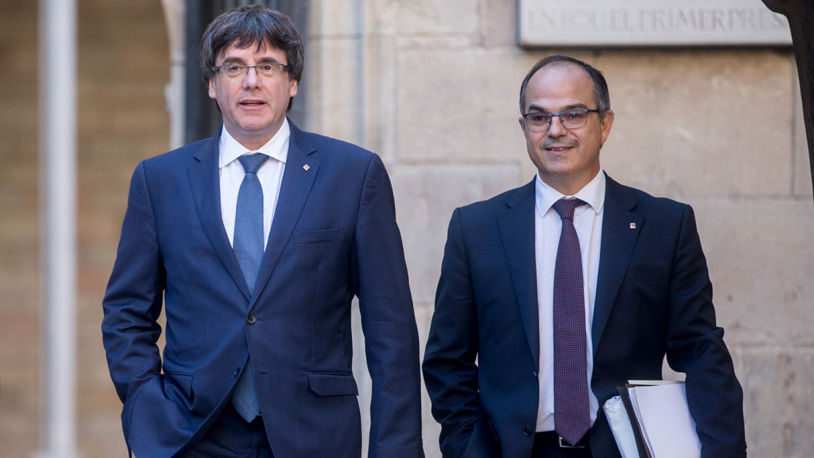 El presidente de la Generalitat, Carles Puigdemont, junto al conseller de Presidencia, Jordi Turull