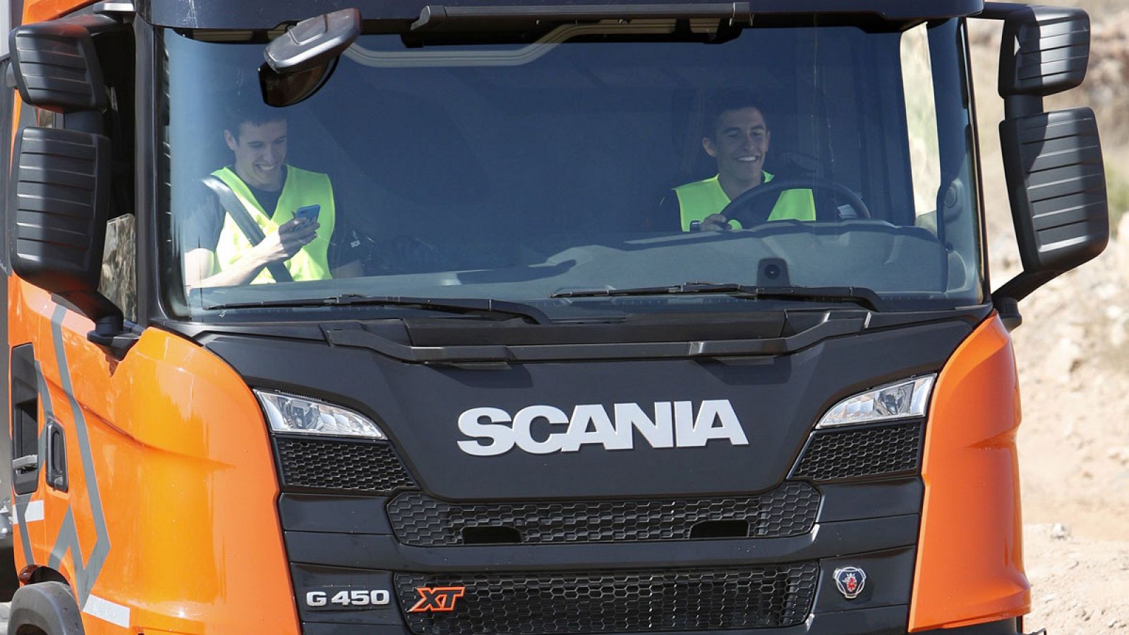 Los hermanos Márquez conducen un camión de Scania en un acto promocional