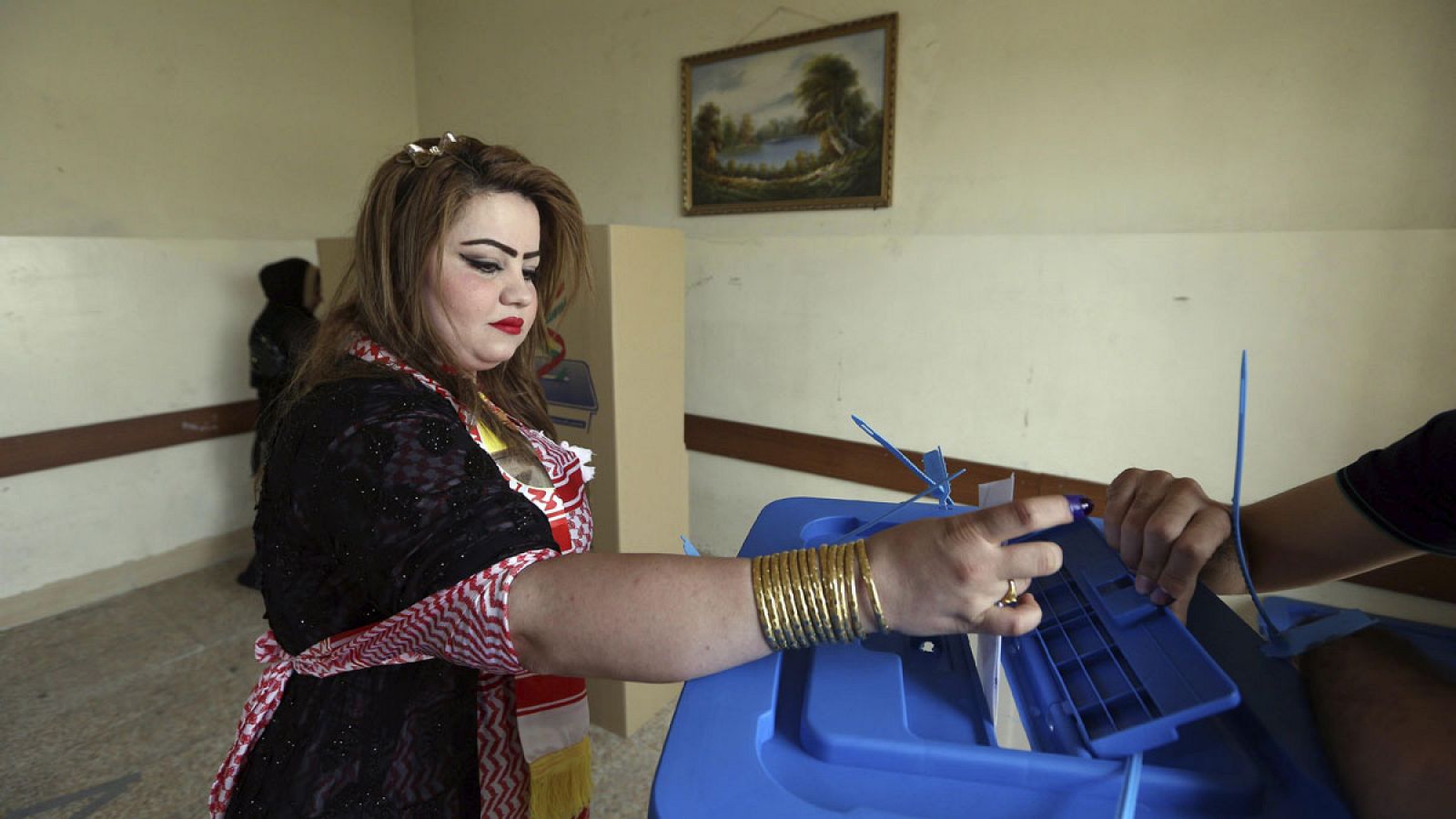 Una joven kurda vota en el referéndum de independencia en un centro electoral en Erbil