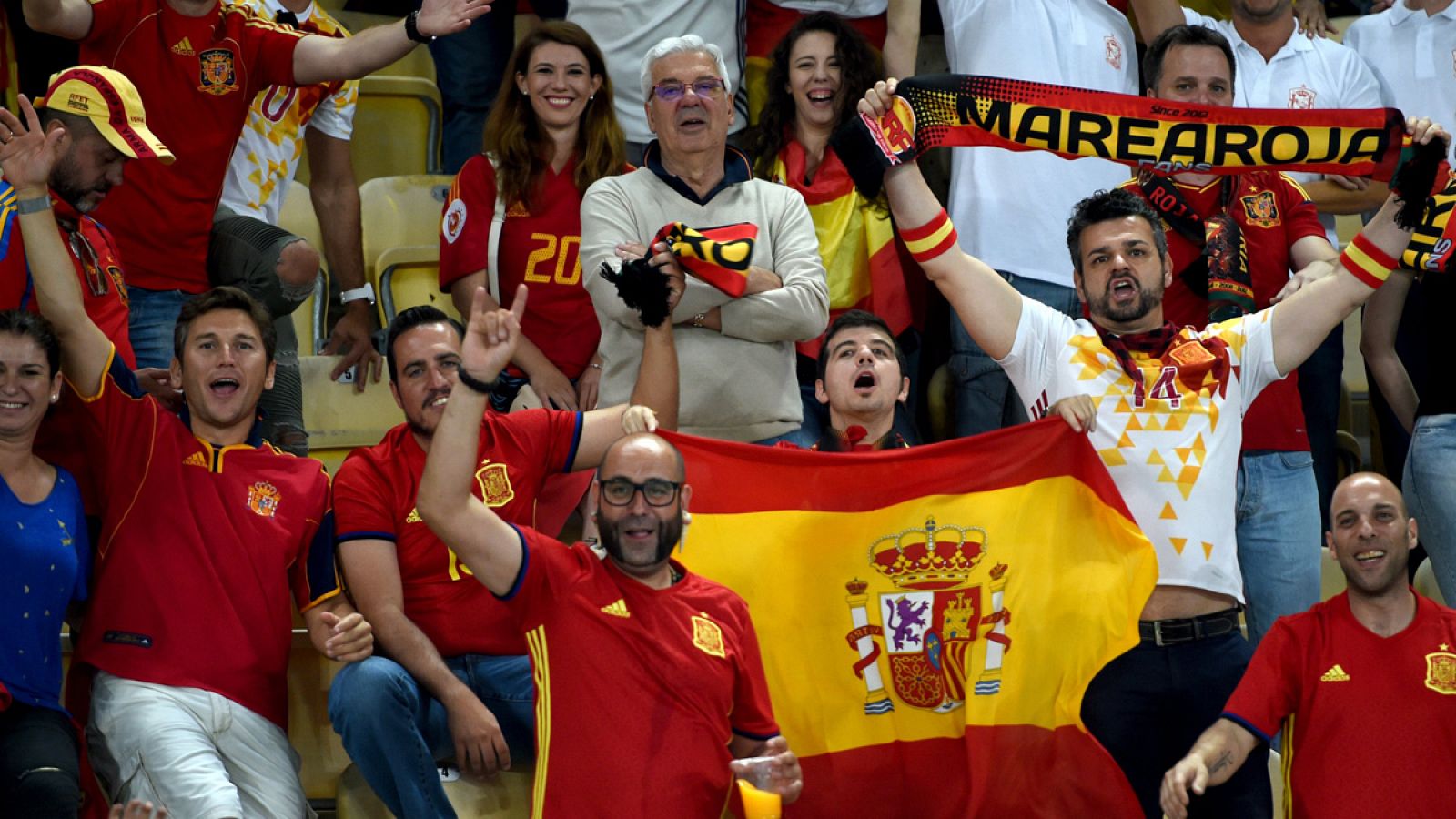 Aficionados españoles en un partido de la selección española de fútbol