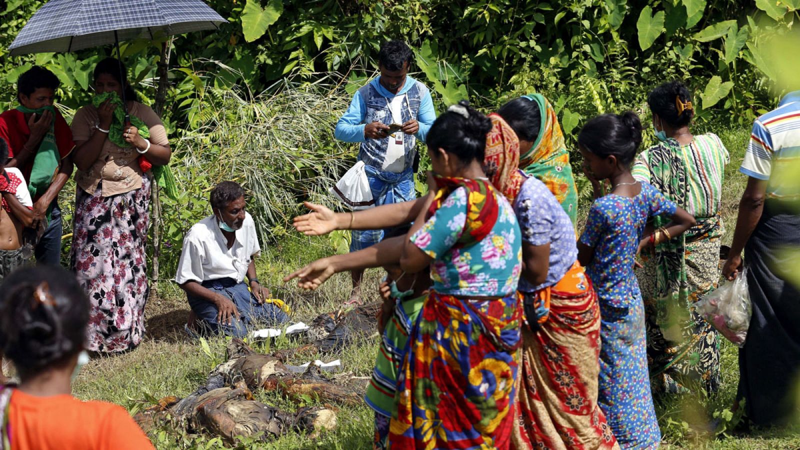 Familiares de las víctimas hindúes lloran junto a sus cuerpos