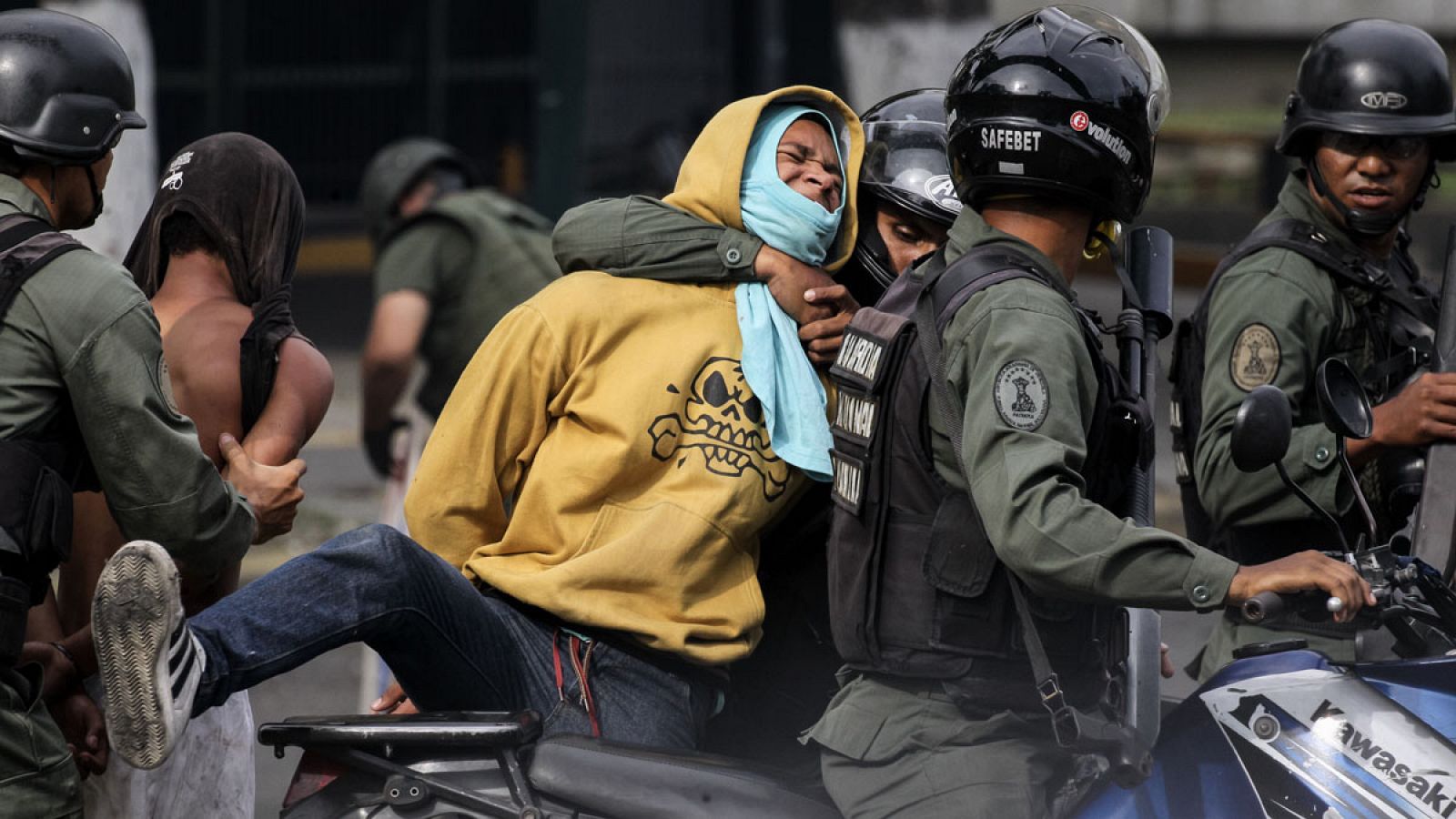 Enfrentamientos entre manifestantes opositores y la Guardia Nacional Bolivariana