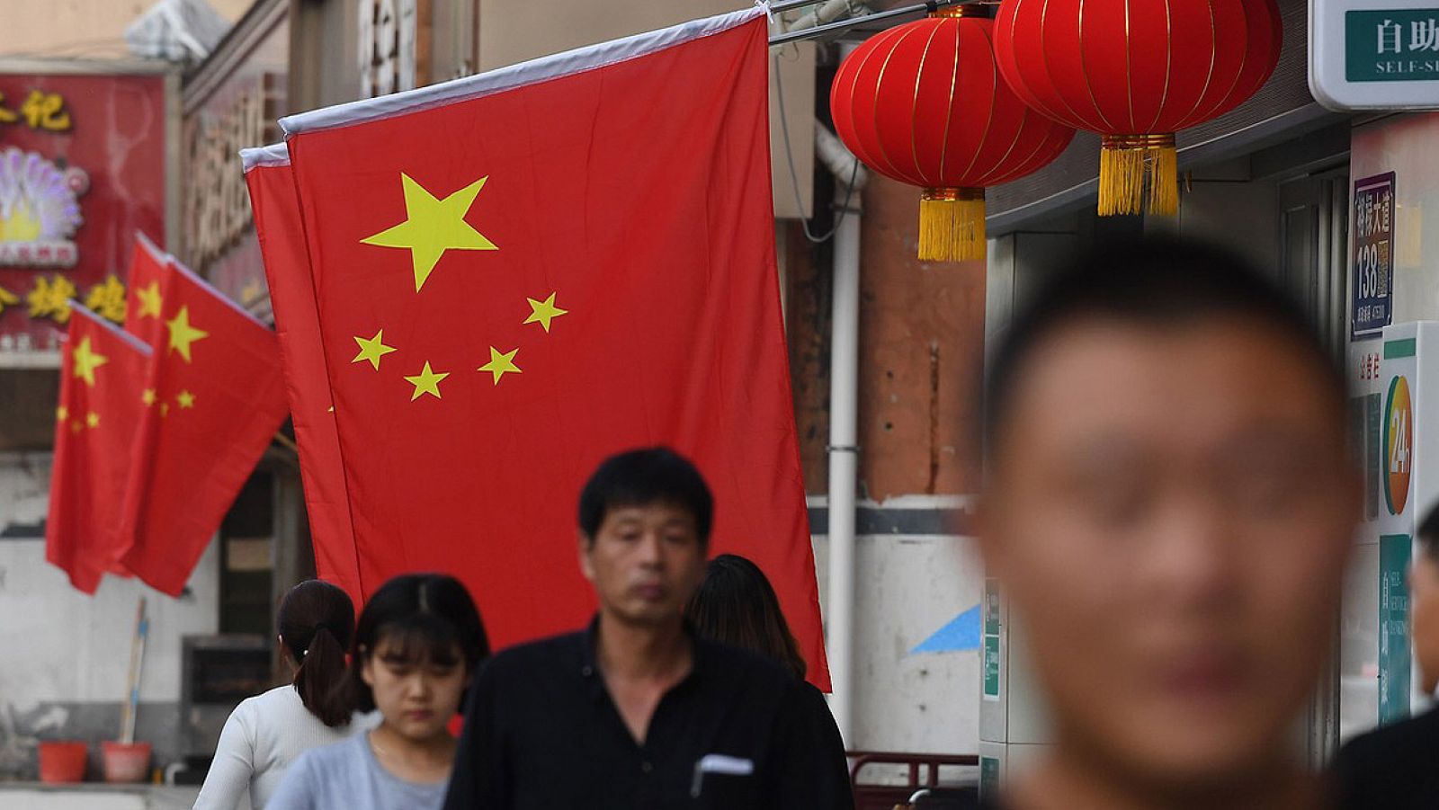 Calle de Lankao, China, engalanada con banderas nacionales