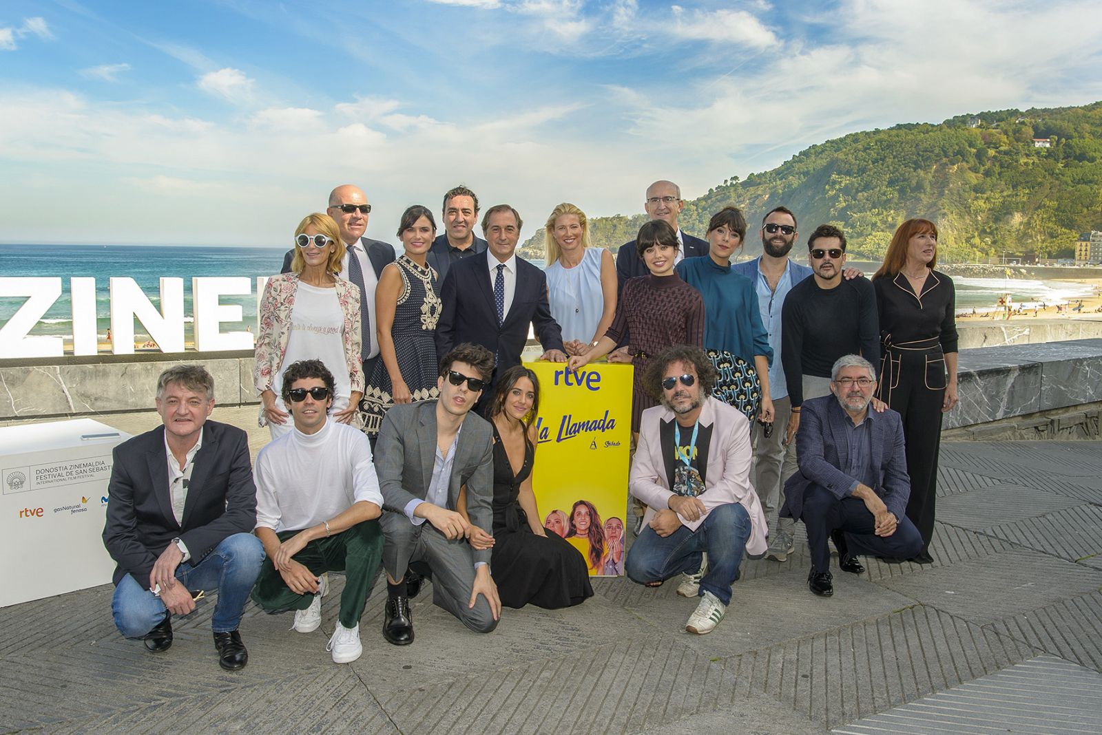 El director de TVE, Eladio Jareño, junto a responsables y presentadores de RTVE y el equipo de la película `La llamada¿
