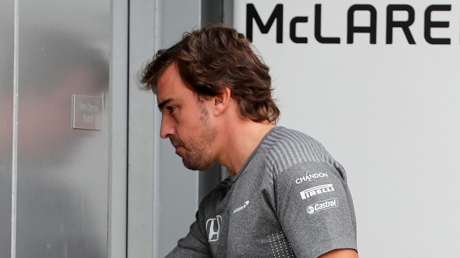 El piloto español Fernando Alonso, en el garaje de McLaren.