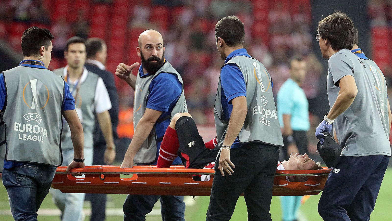 El delantero del Athletic de Bilbao Iker Muniain es retirado en camilla durante el partido ante el Zorya.