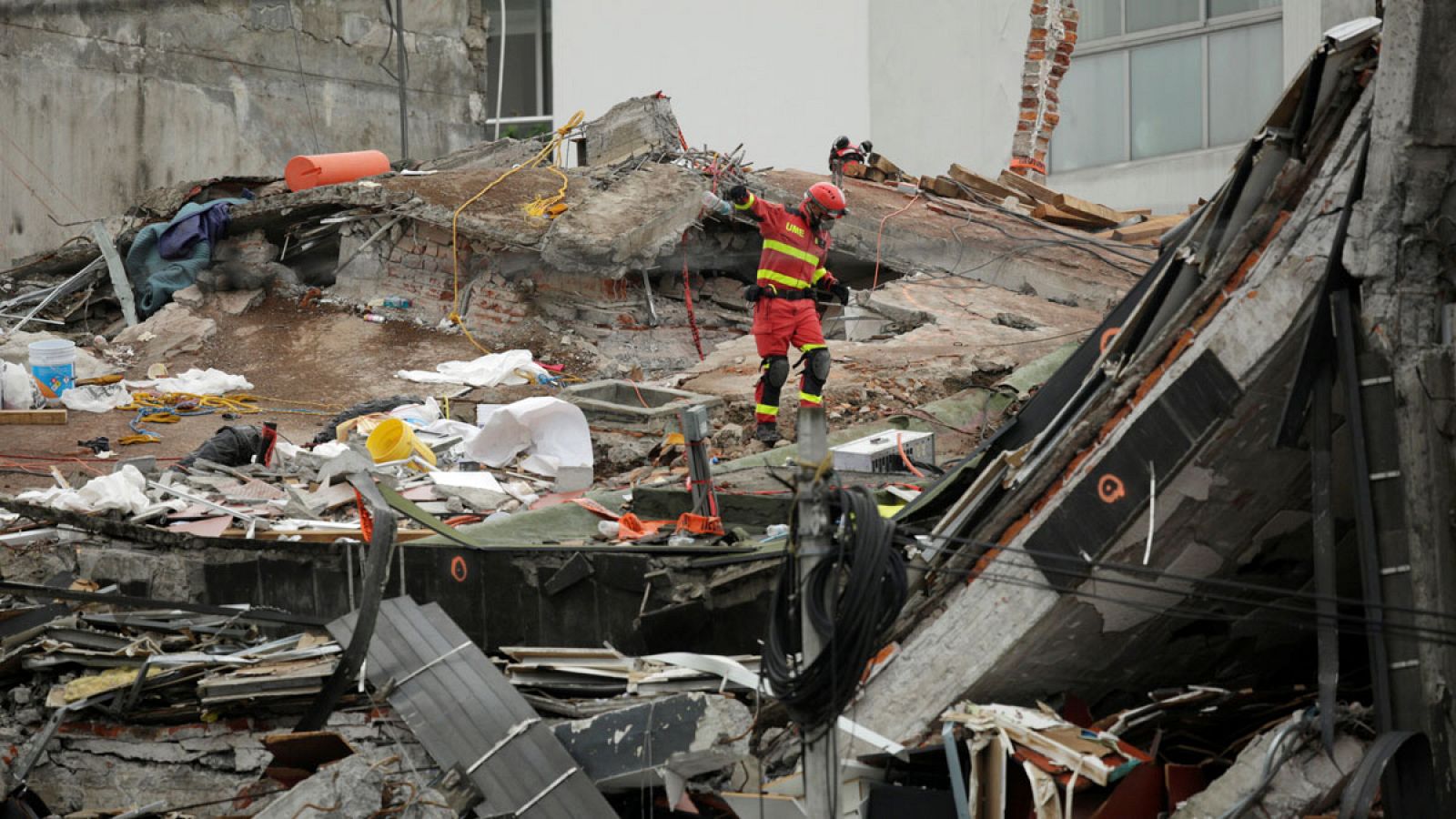 Un miembro de la Unidad Militar de Emergencias (UME) trabajando sobre los escombros de un edificio en Ciudad de México.