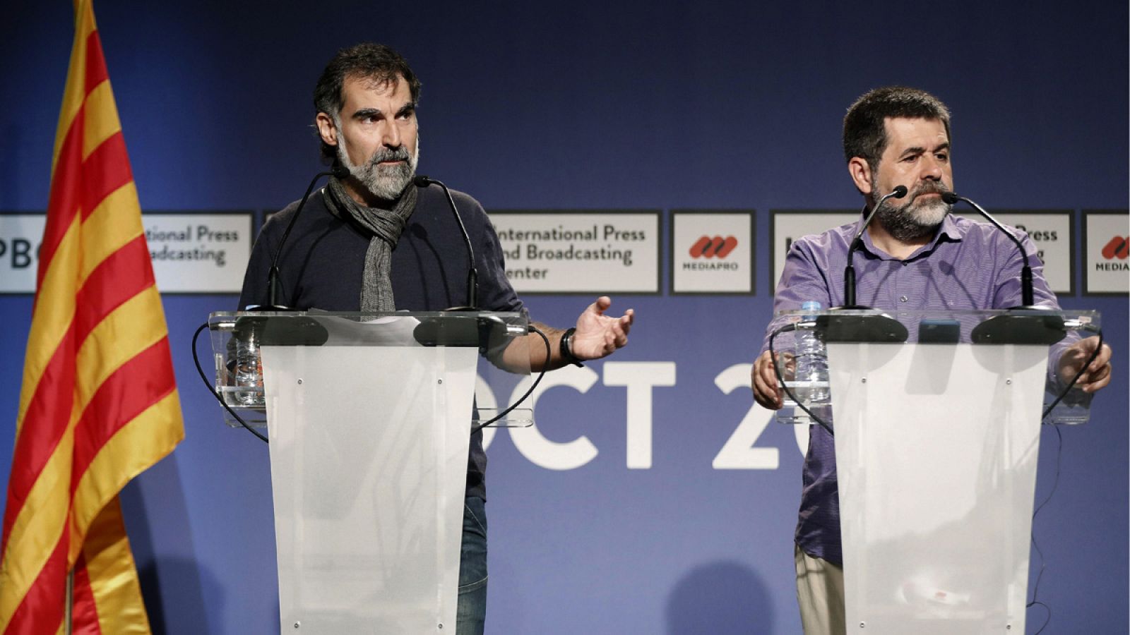 El presidente de la ANC, Jordi Sànchez (d) y el de Omnium Cultural, Jordi Cuixart