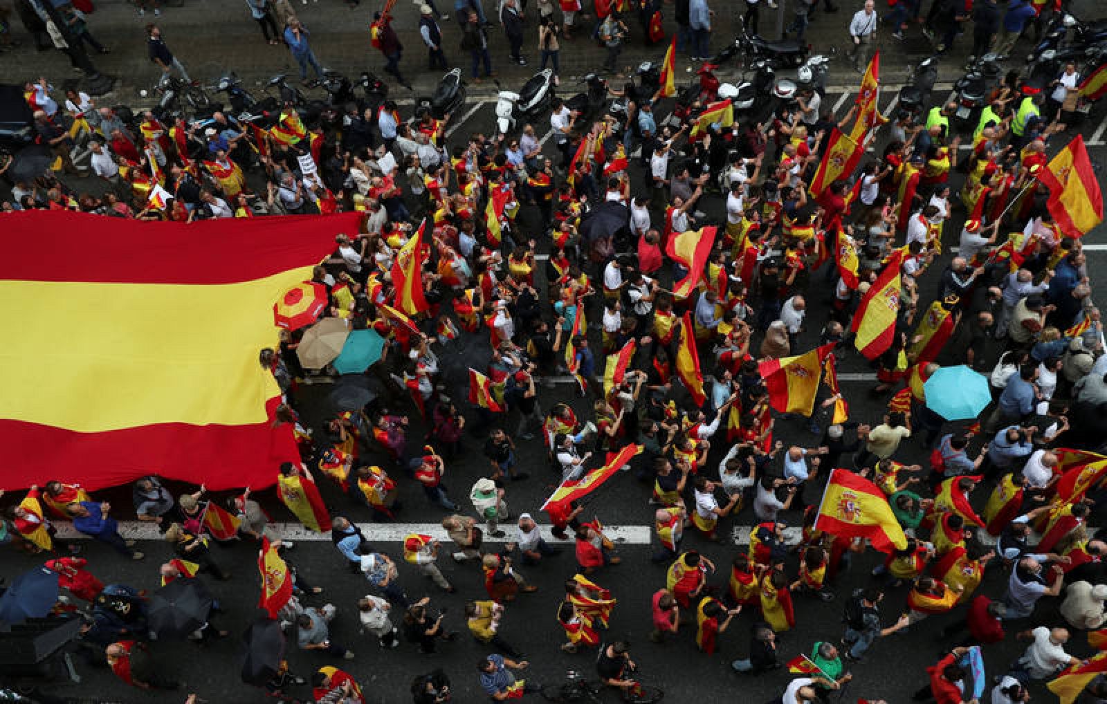 Manifestantes en Barcelona a favor de la unidad de España y en contra del referéndum
