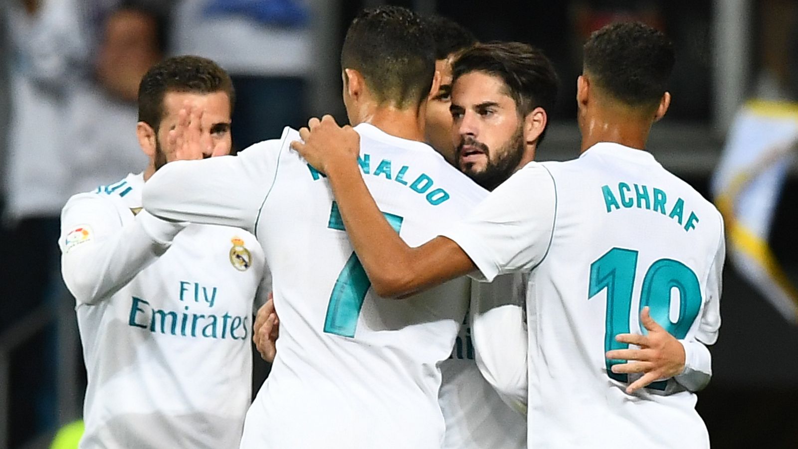 Los jugadores del Madrid celebran el gol de Isco.