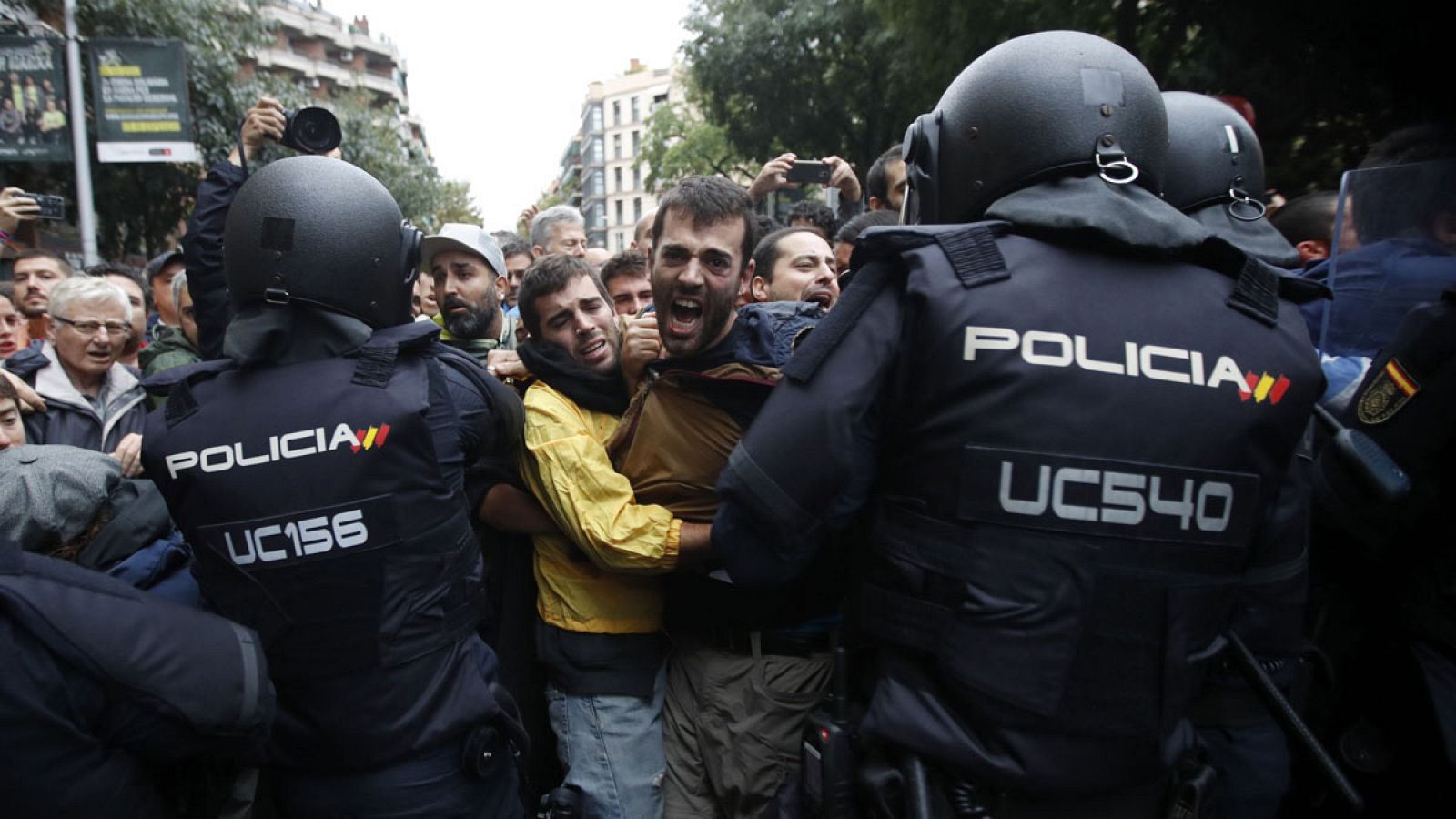 La Policía trata de frenar a un grupo de votantes