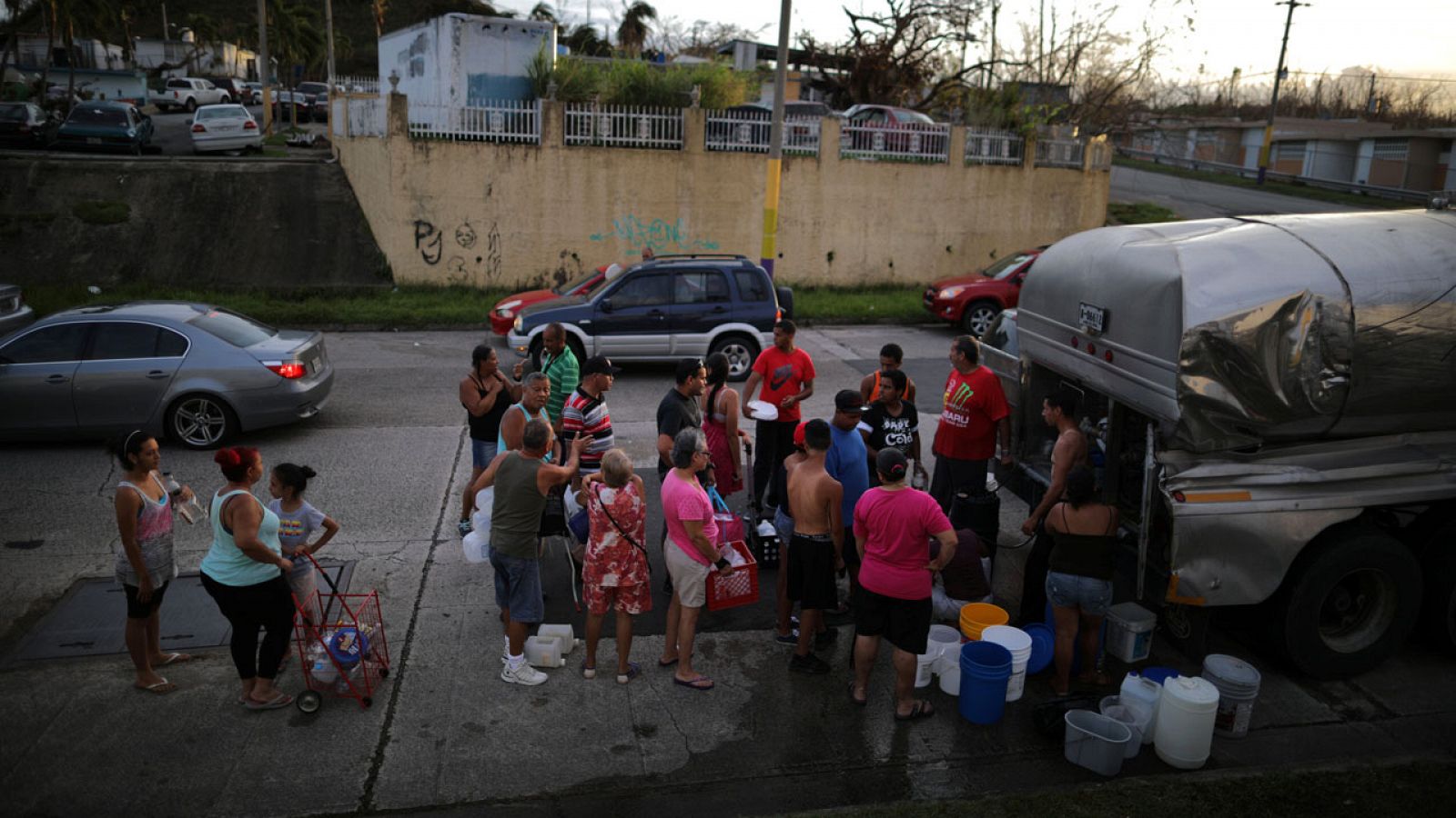 Puertorriqueños esperan en fila durante la distribución de agua