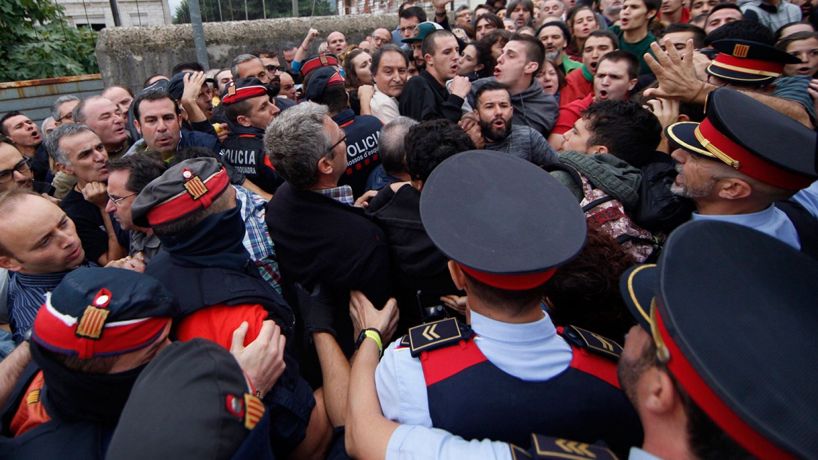 Agentes de los Mossos ante el colegio electoral en que está empadronado el vicepresidente catalán, Oriol Junqueras