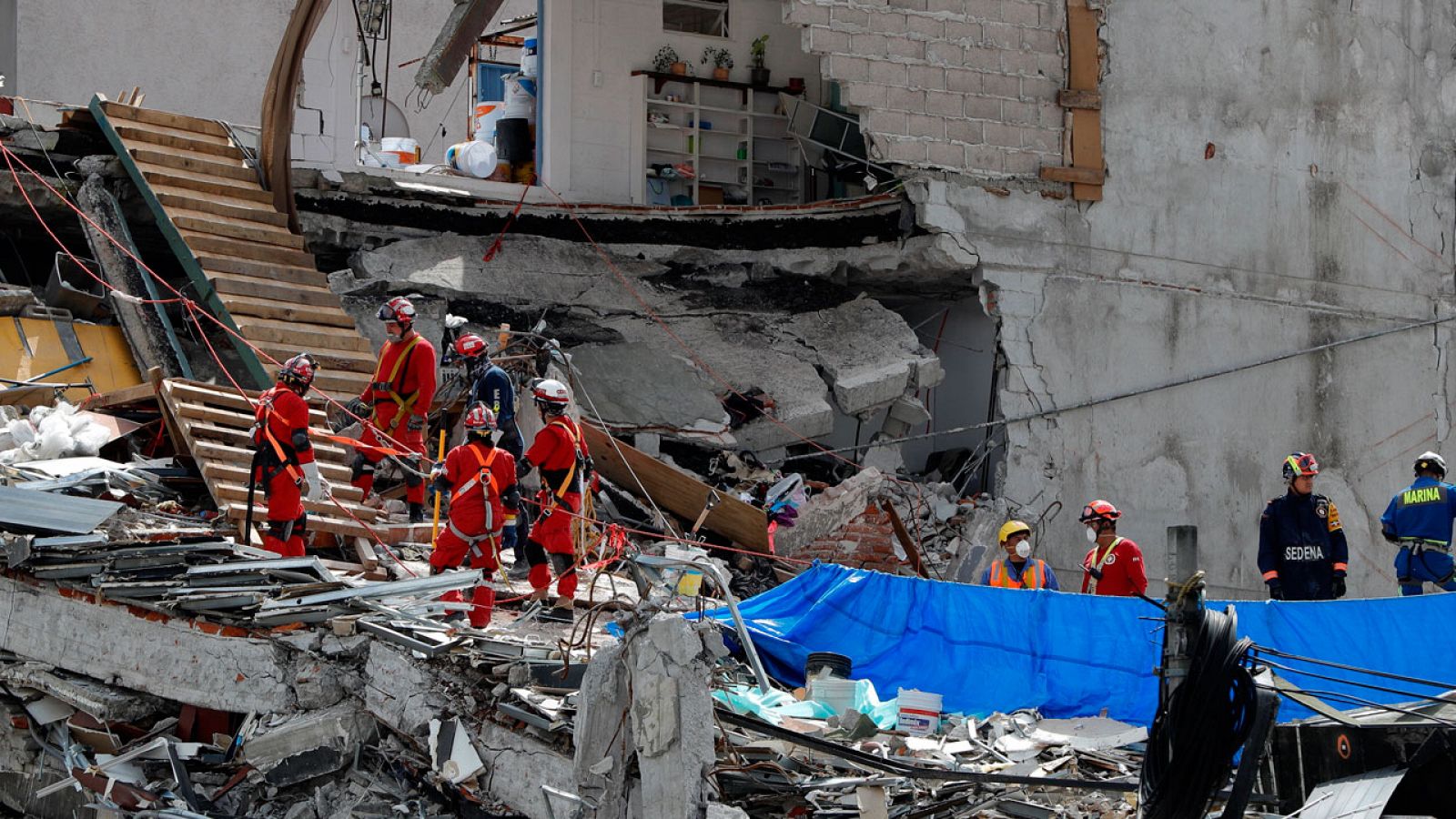 Restos del edificio derrumbado en el centro de México