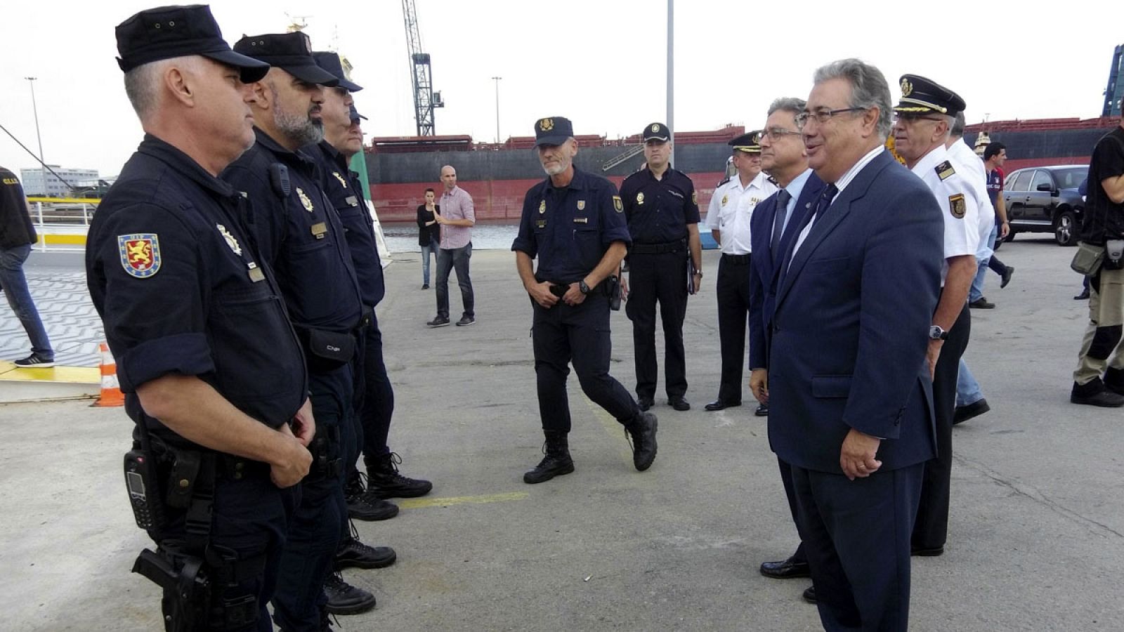 El ministro del Interior, Juan Ignacio Zoido, visita a los agentes en Barcelona