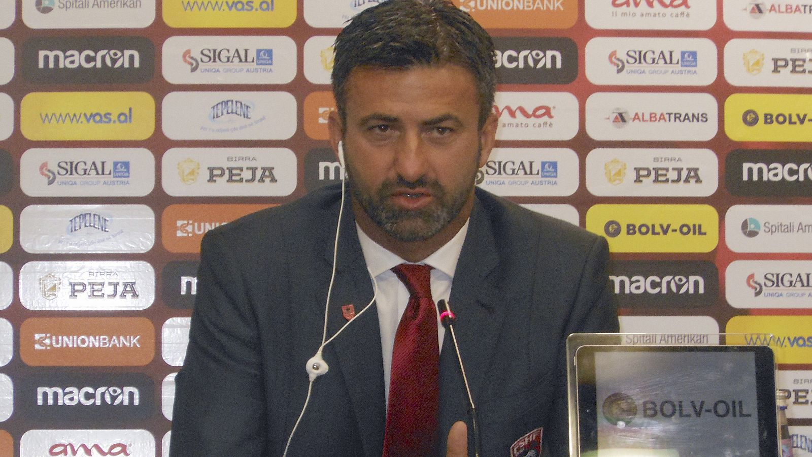El italiano Christian Panucci, actual seleccionador de Albania, en rueda de prensa.