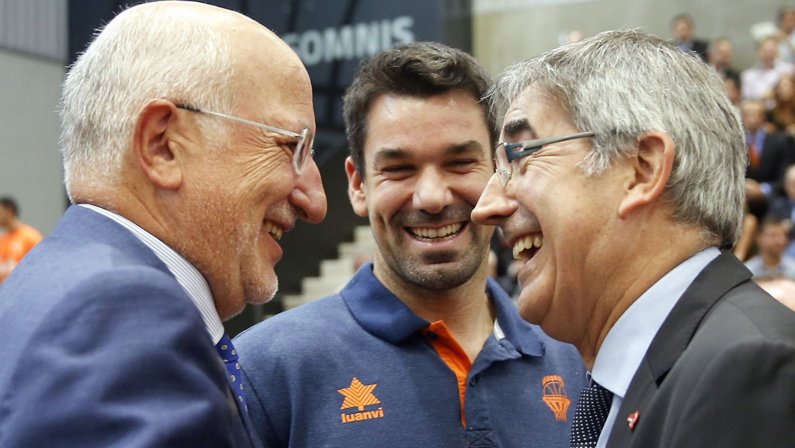 El presidente de la Euroliga, Jordi Bertomeu (d), saluda al máximo accionista del Valencia, Juan Roig.