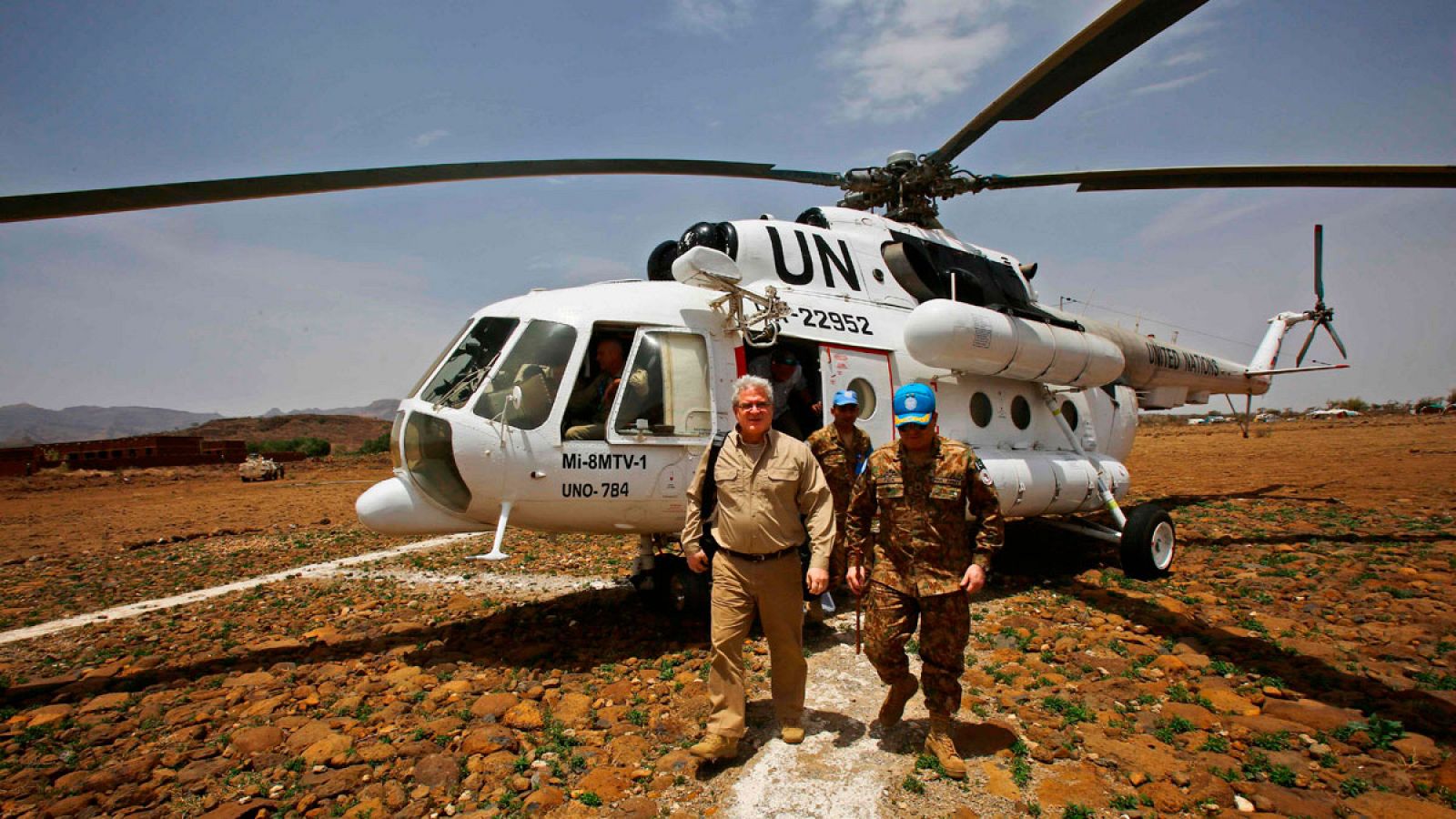 Foto de archivo del alto enviado de EE.UU. a Sudán, Steven Koutsis, desembarcando de un helicóptero de Naciones Unidas