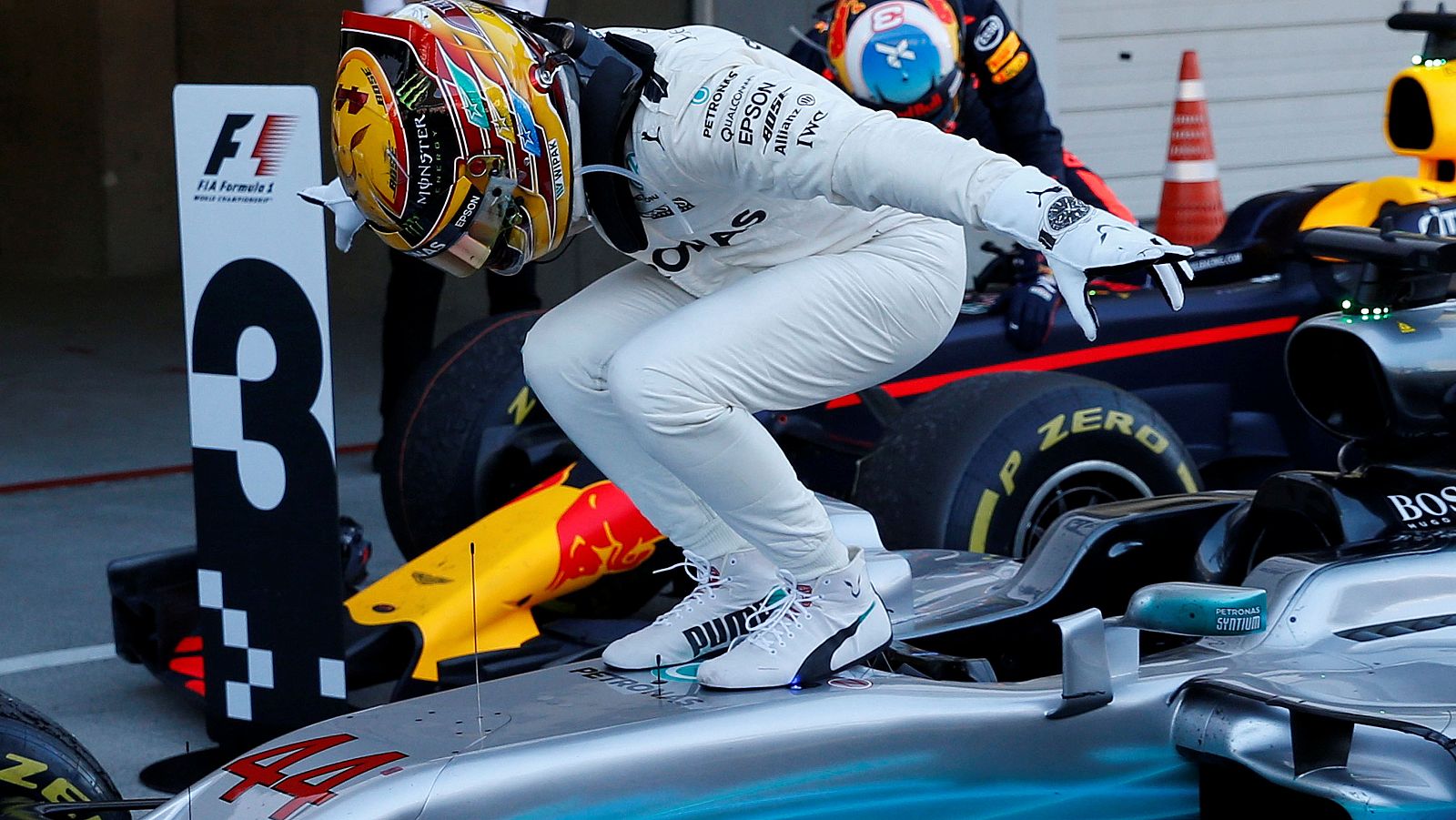 Lewis Hamilton, tras su victoria en Japón.